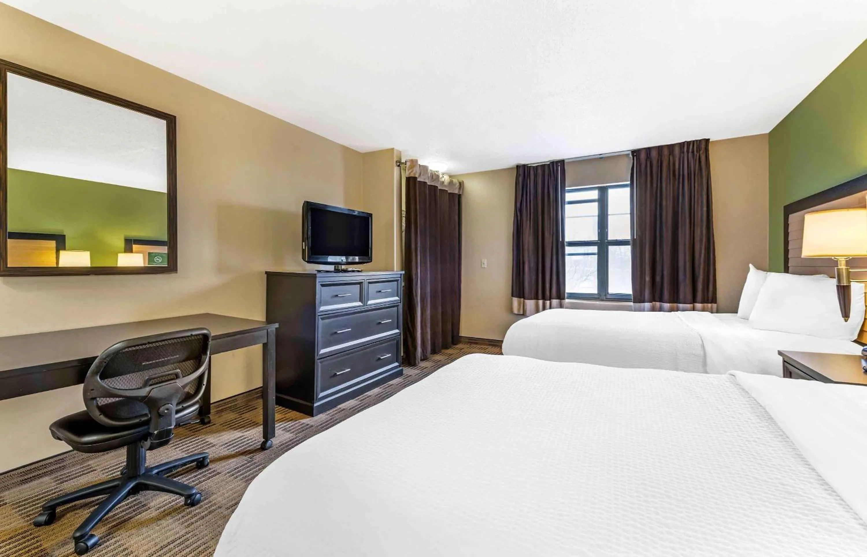 Bedroom, Bed in Extended Stay America Suites - Minneapolis - Woodbury
