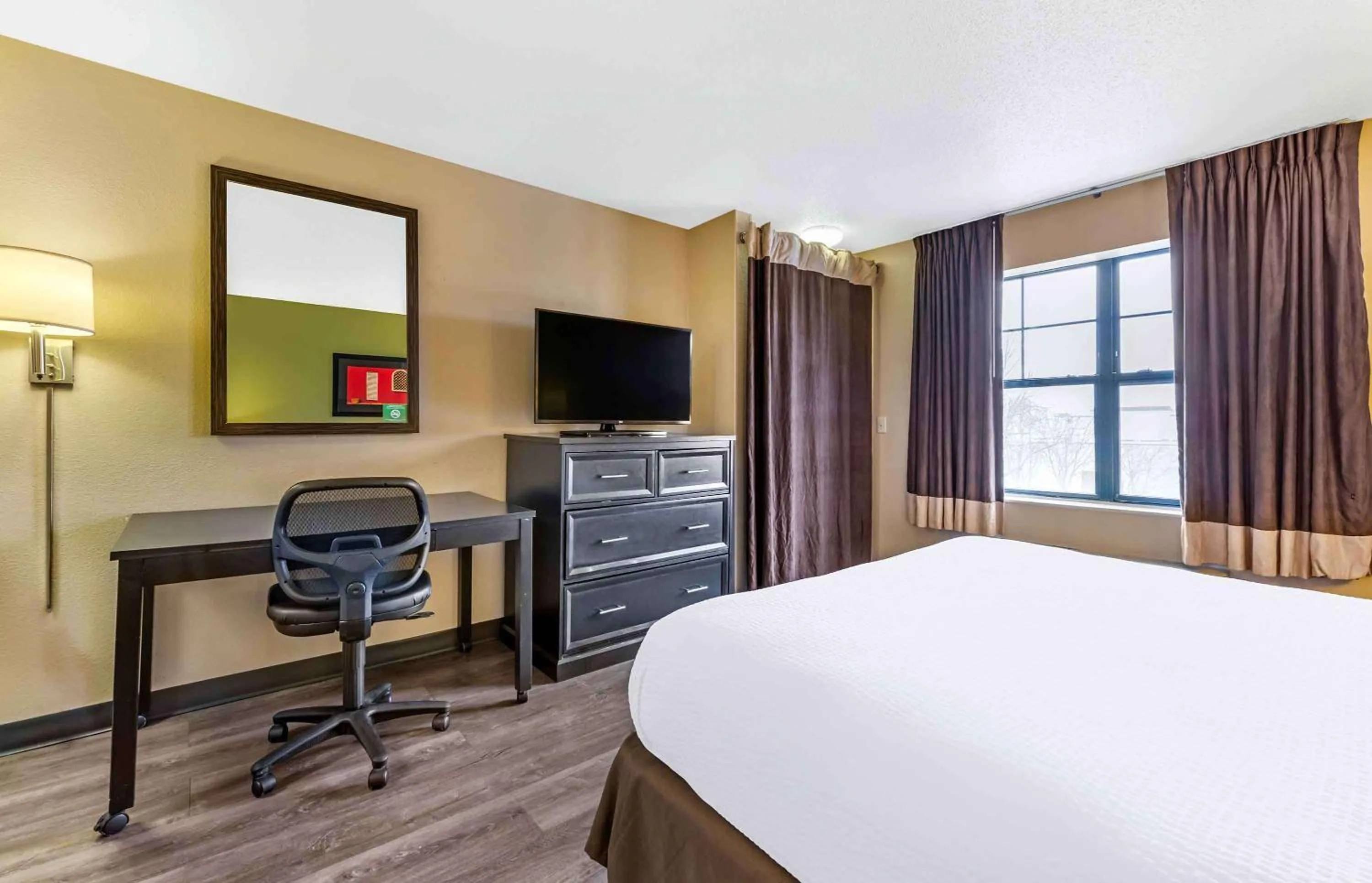 Bedroom, Bed in Extended Stay America Suites - Minneapolis - Woodbury