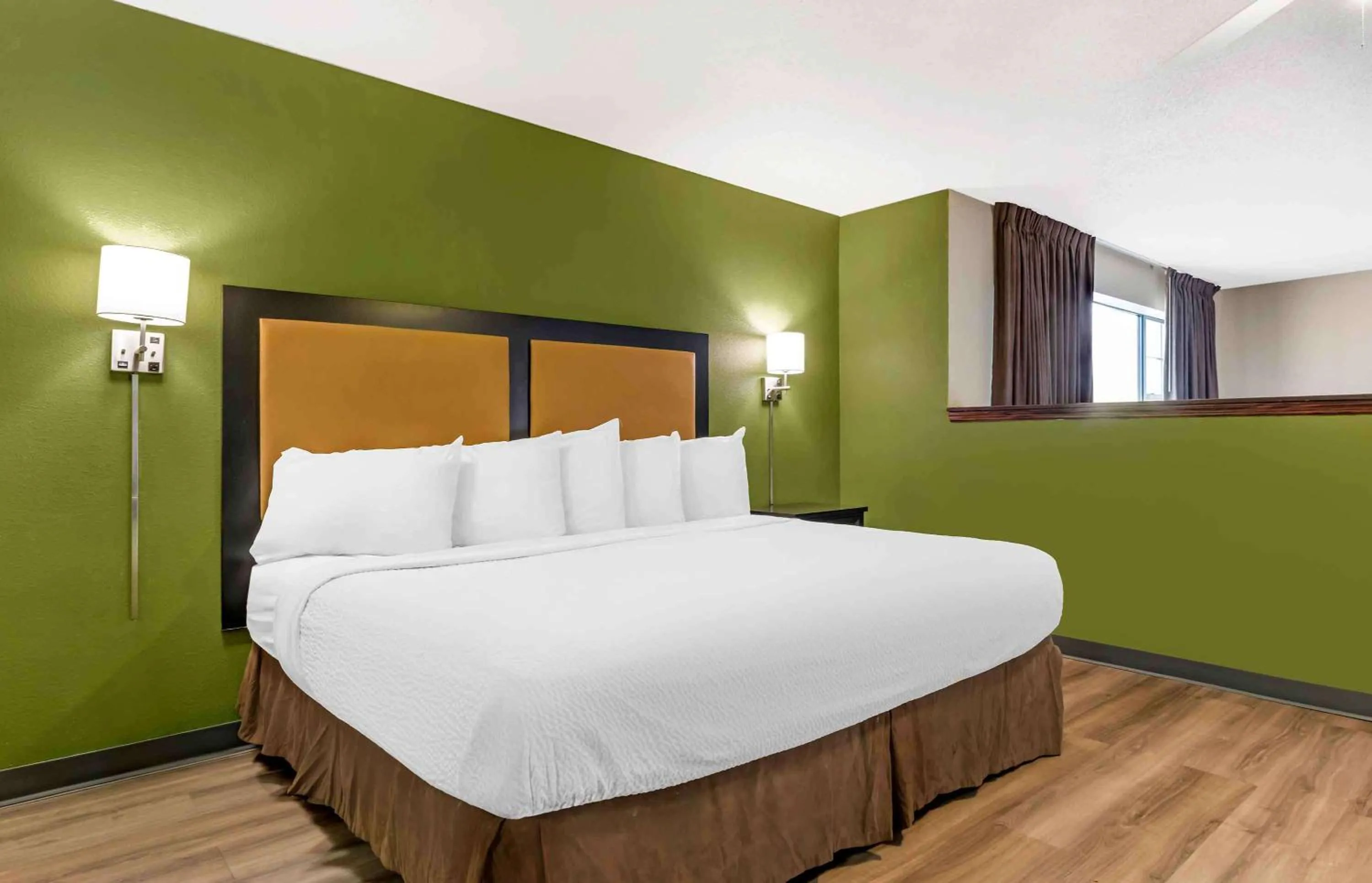 Bedroom, Bed in Extended Stay America Suites - Minneapolis - Woodbury