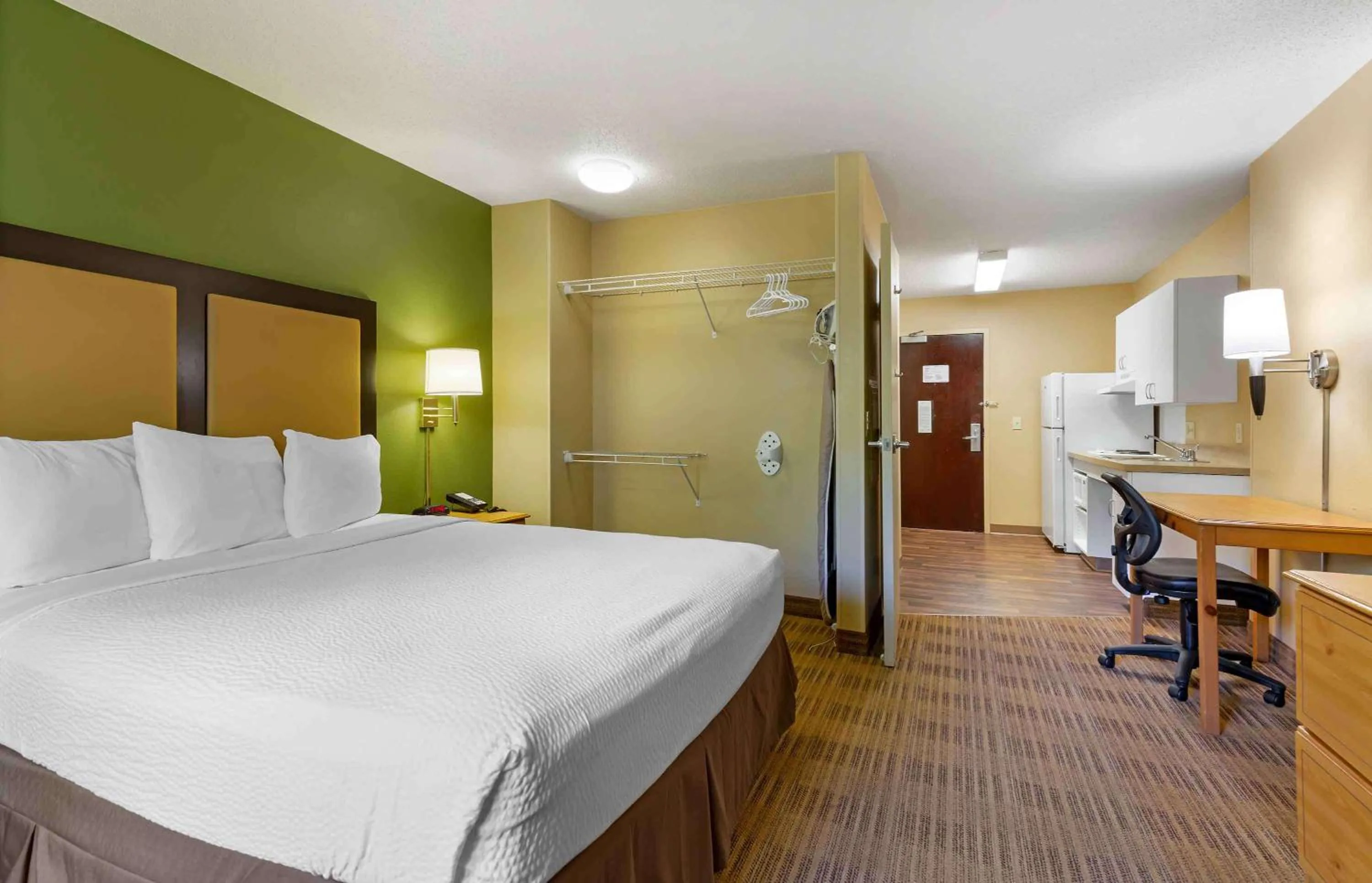 Bedroom, Bed in Extended Stay America Suites - Washington, DC - Herndon - Dulles