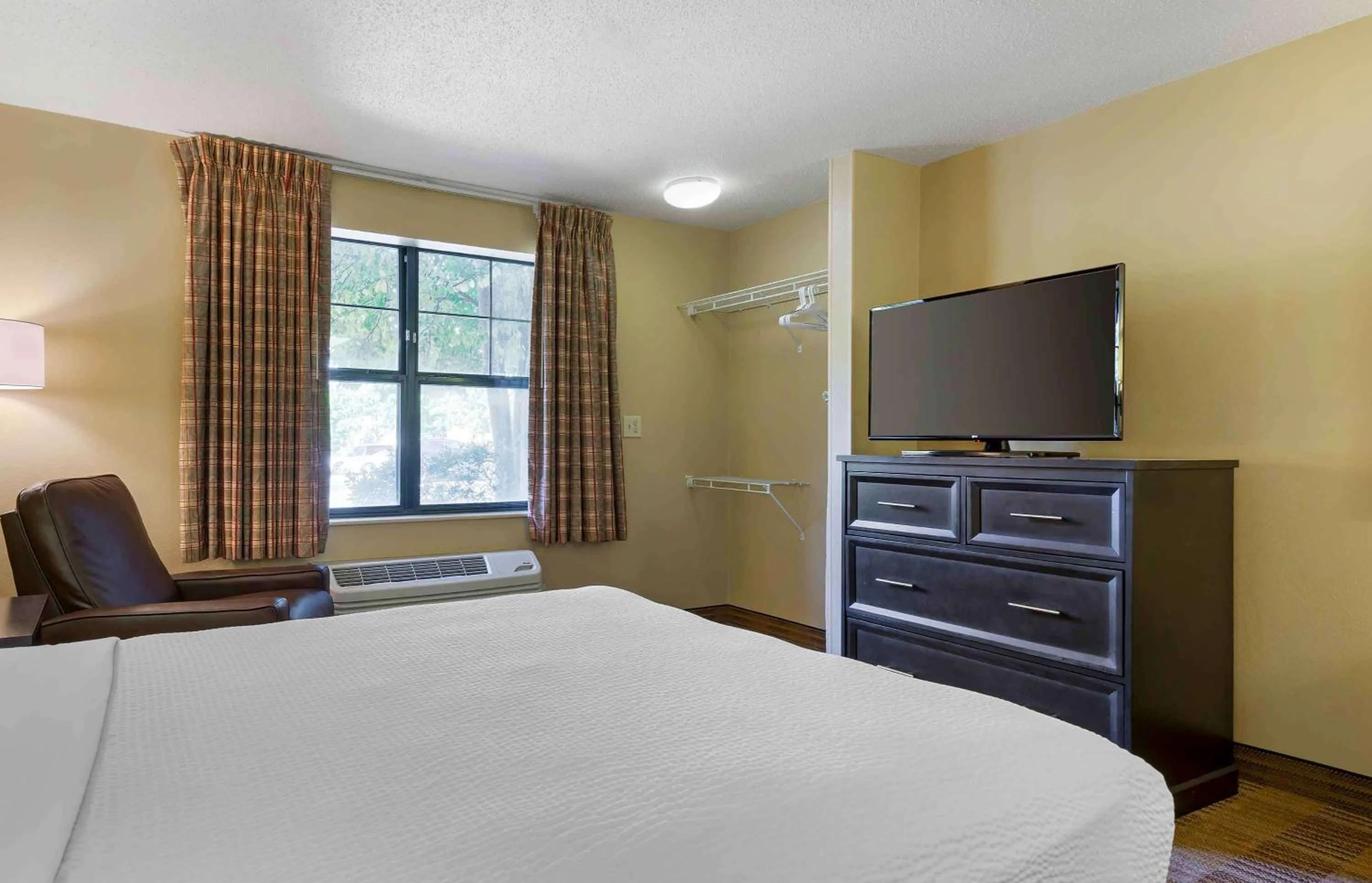 Bedroom, Bed in Extended Stay America Suites - Washington, DC - Herndon - Dulles