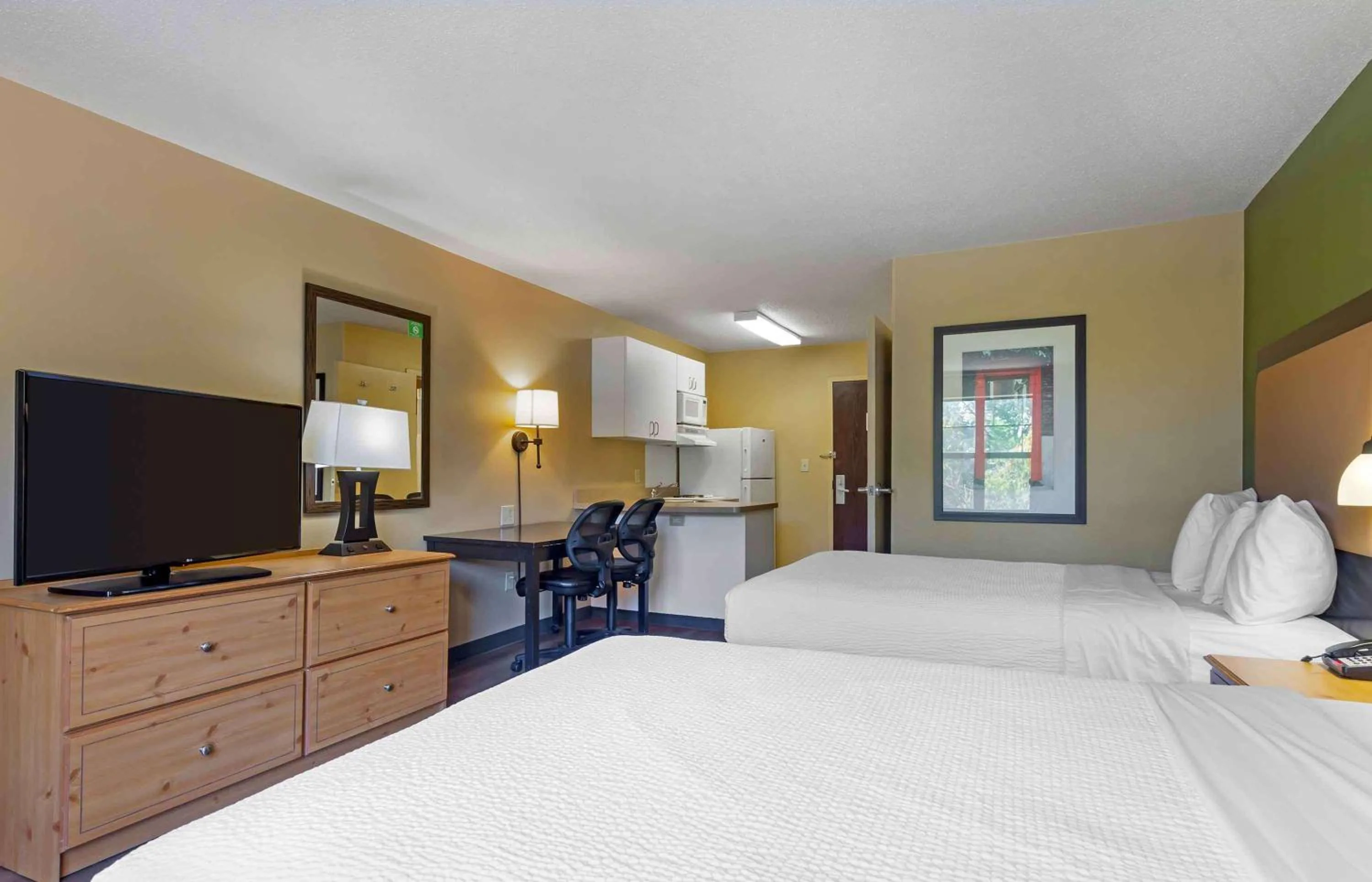 Bedroom, Bed in Extended Stay America Suites - Washington, DC - Herndon - Dulles
