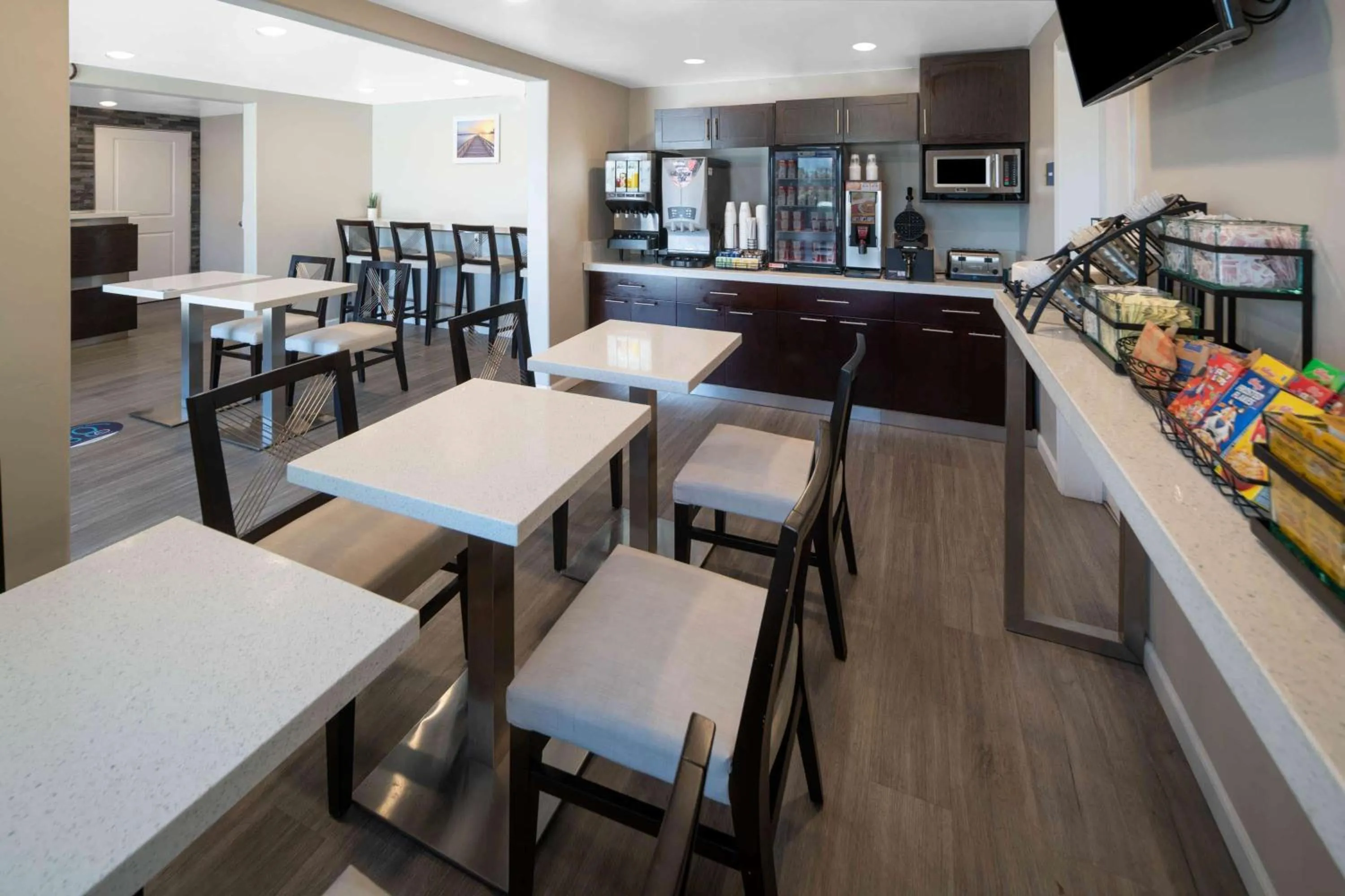 Restaurant/places to eat in Days Inn by Wyndham Galt - Elk Grove South