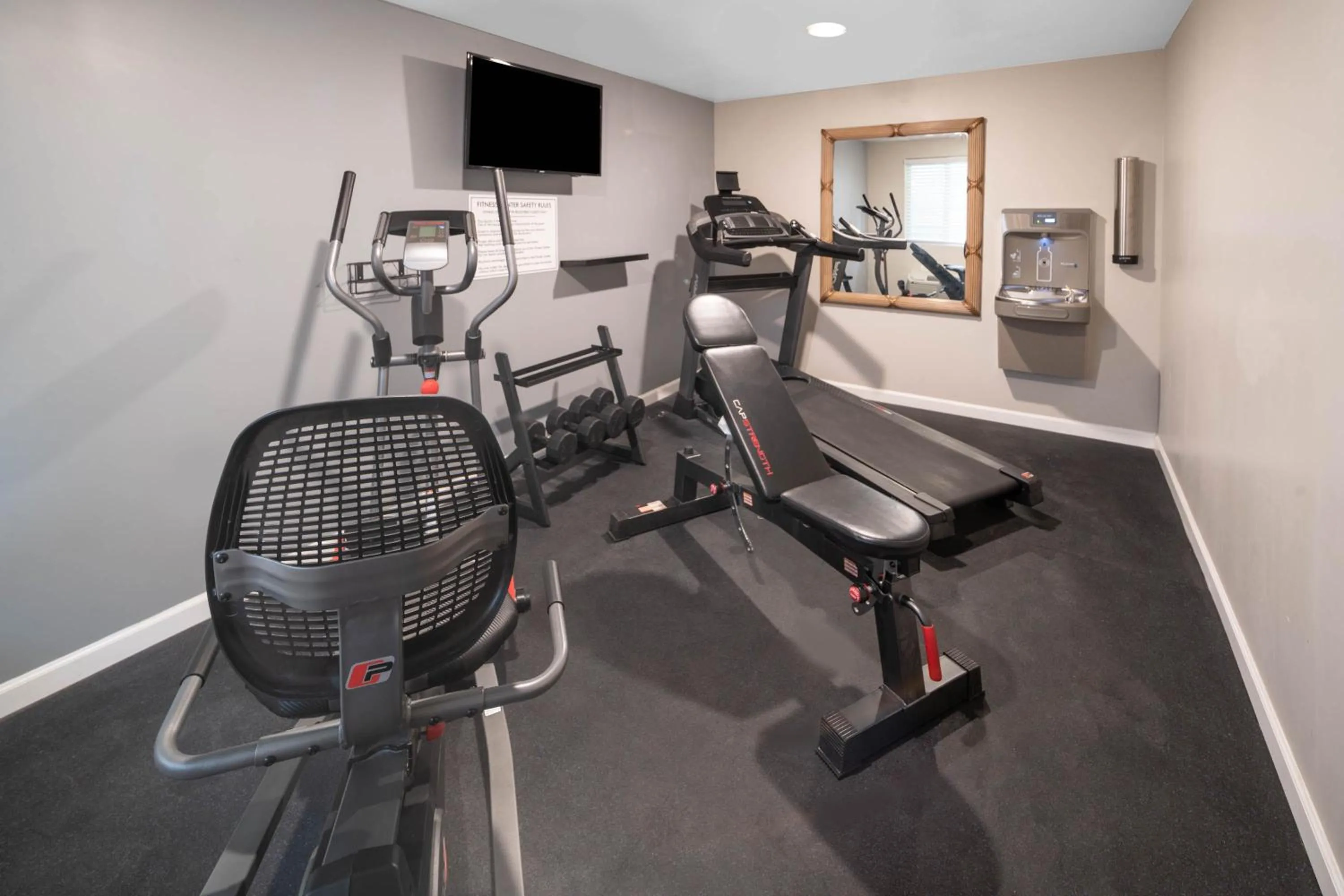Fitness centre/facilities in Days Inn by Wyndham Galt - Elk Grove South