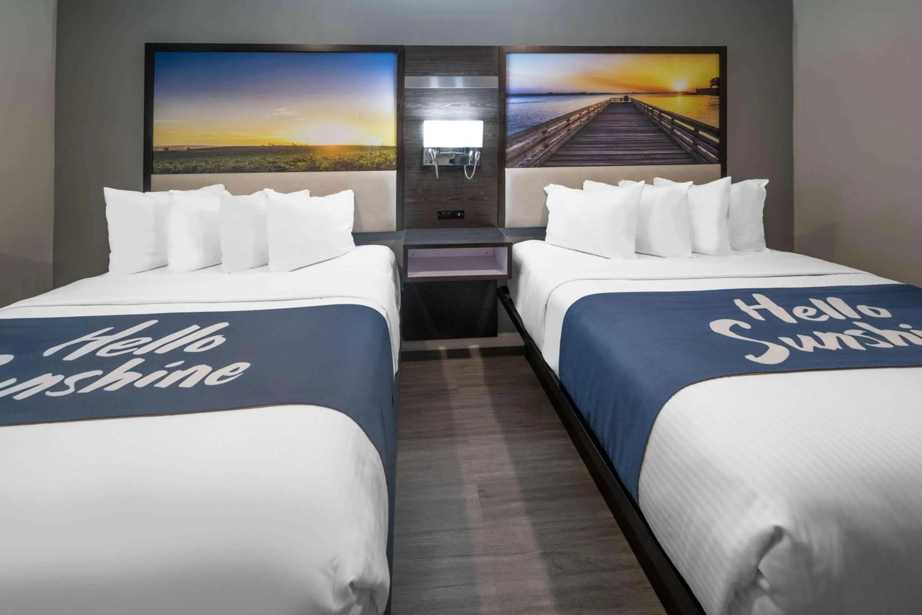 Photo of the whole room, Bed in Days Inn by Wyndham Galt - Elk Grove South