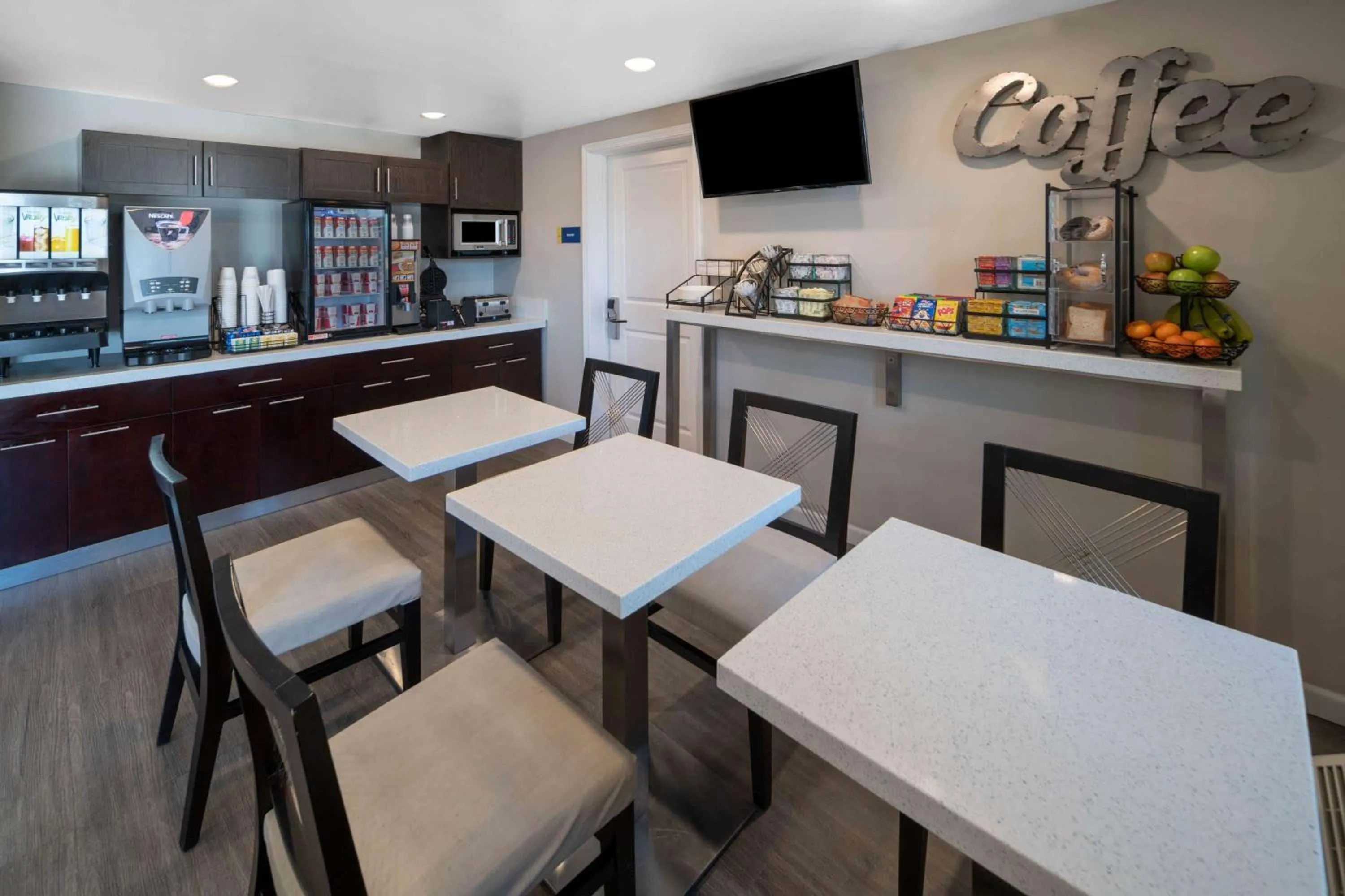 Restaurant/places to eat in Days Inn by Wyndham Galt - Elk Grove South