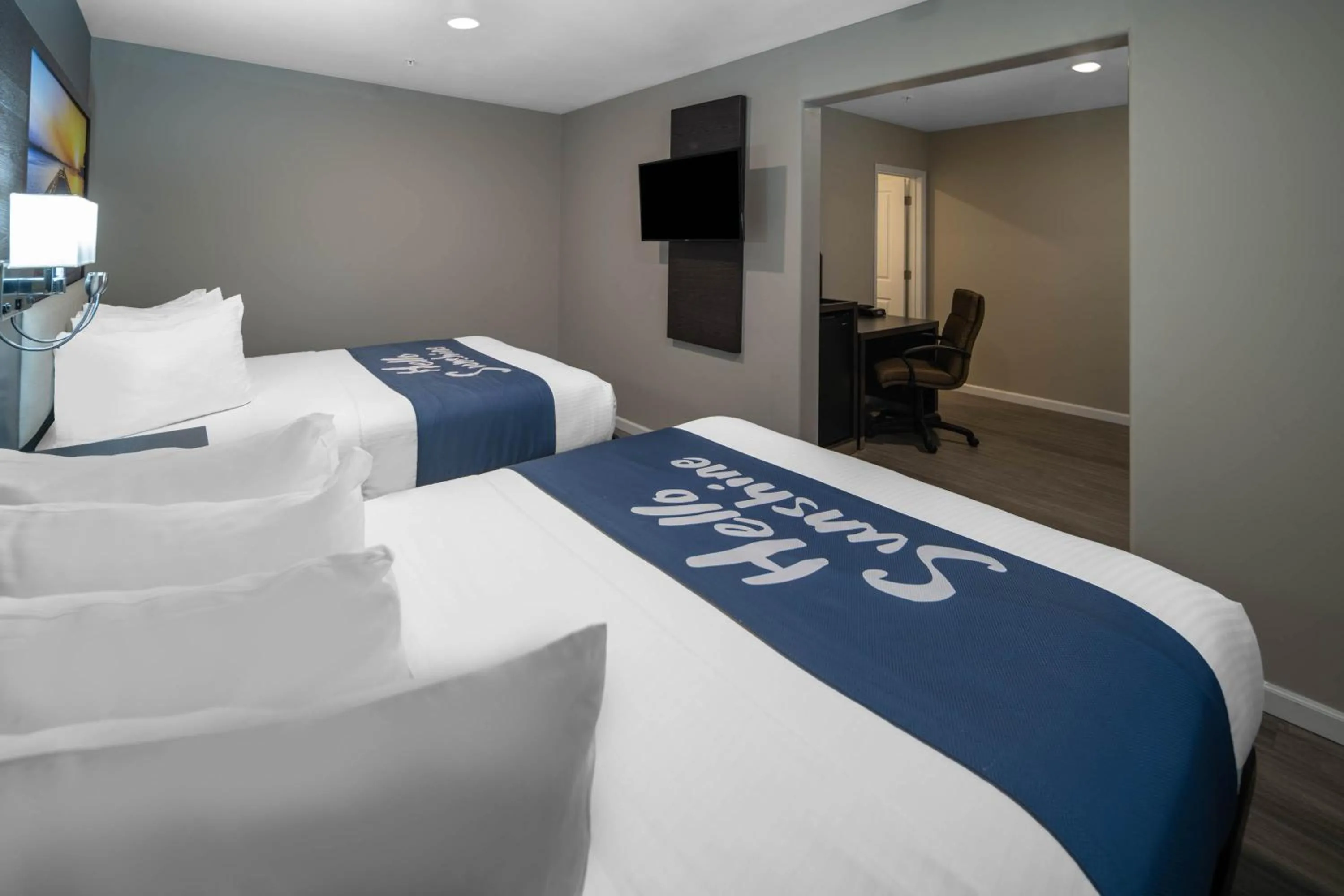 Bedroom, Bed in Days Inn by Wyndham Galt - Elk Grove South