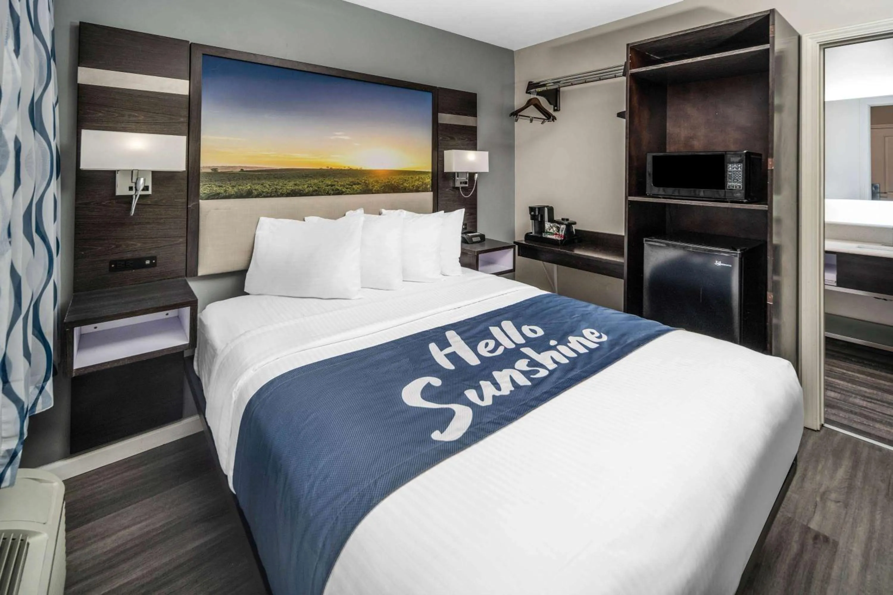 Photo of the whole room, Bed in Days Inn by Wyndham Galt - Elk Grove South