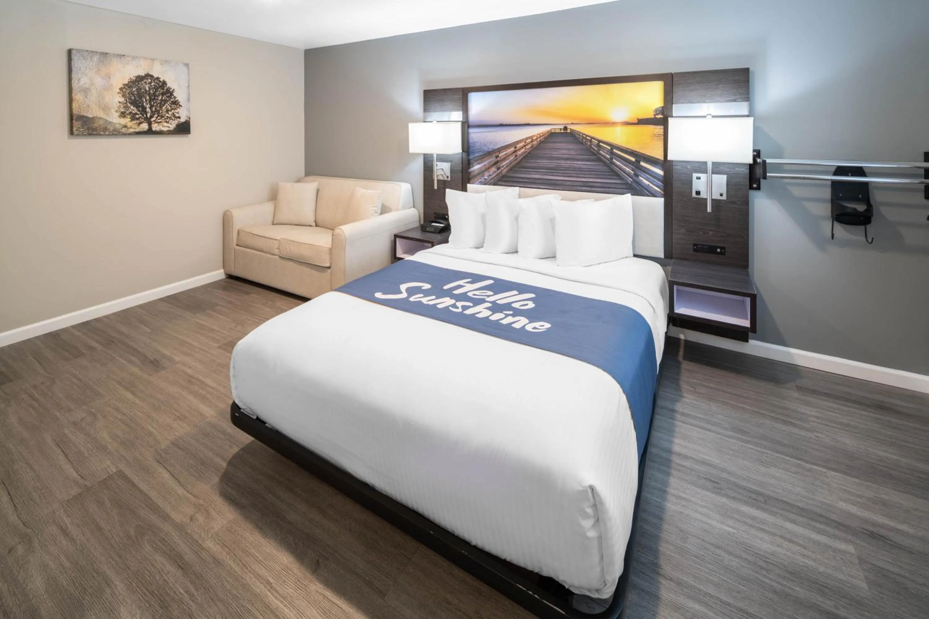 Bedroom, Bed in Days Inn by Wyndham Galt - Elk Grove South