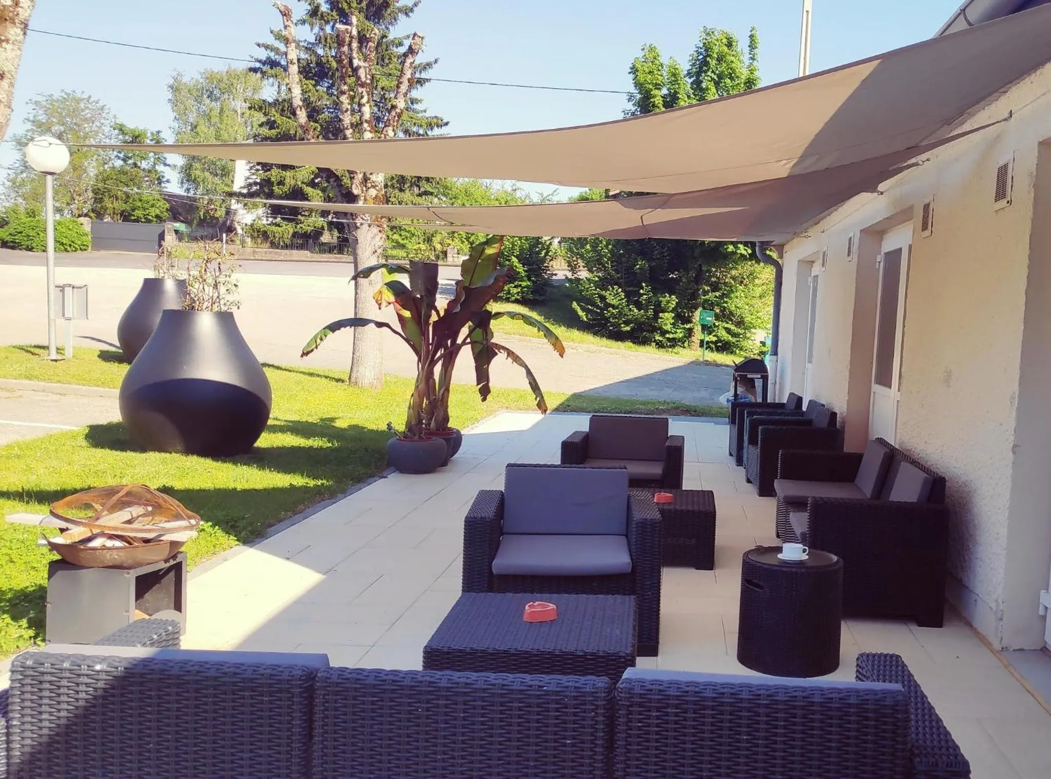 Patio in Doubs Hotel - Besançon Ecole Valentin