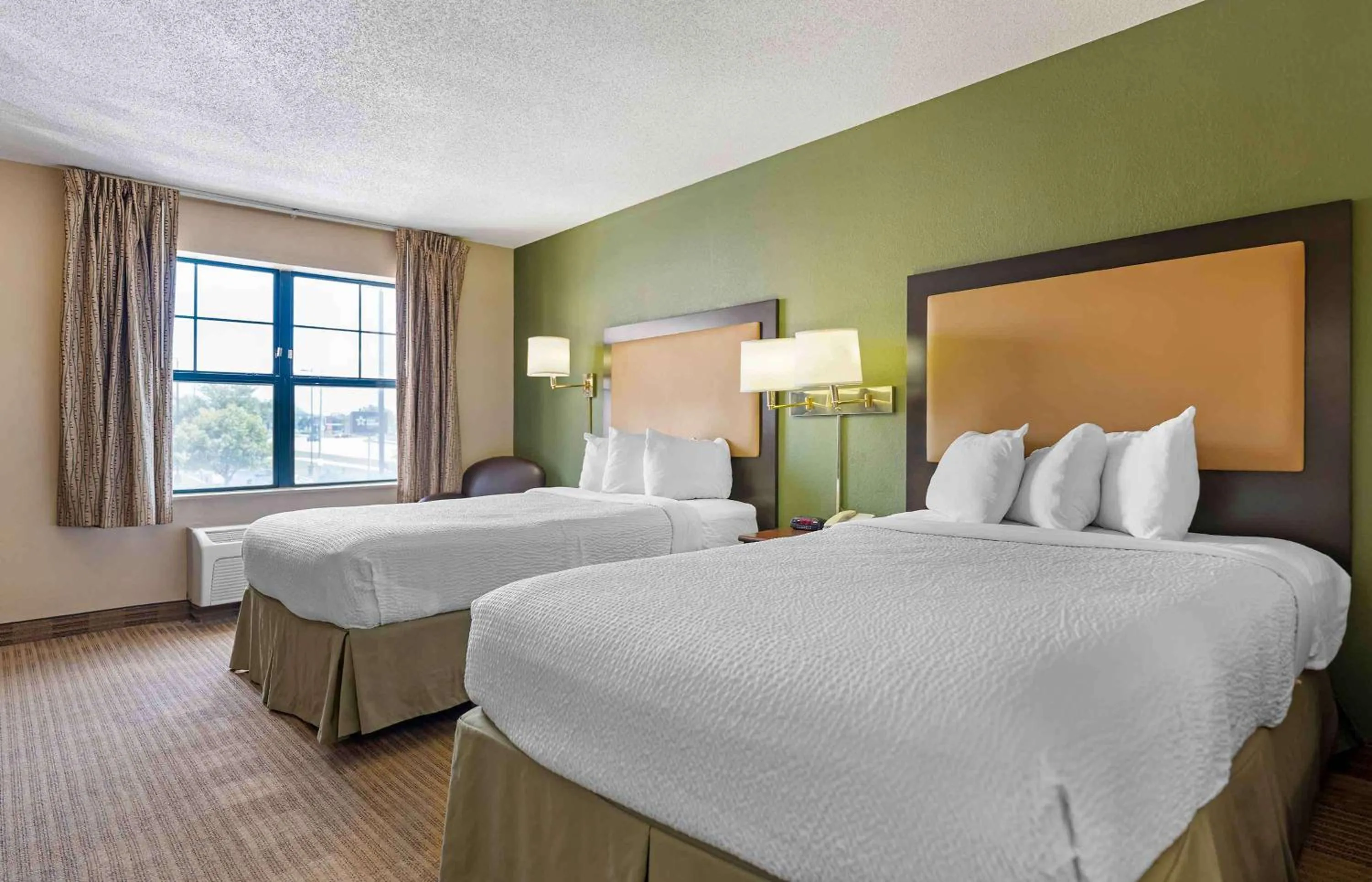 Bedroom, Bed in Extended Stay America Select Suites - Chicago - Hanover Park