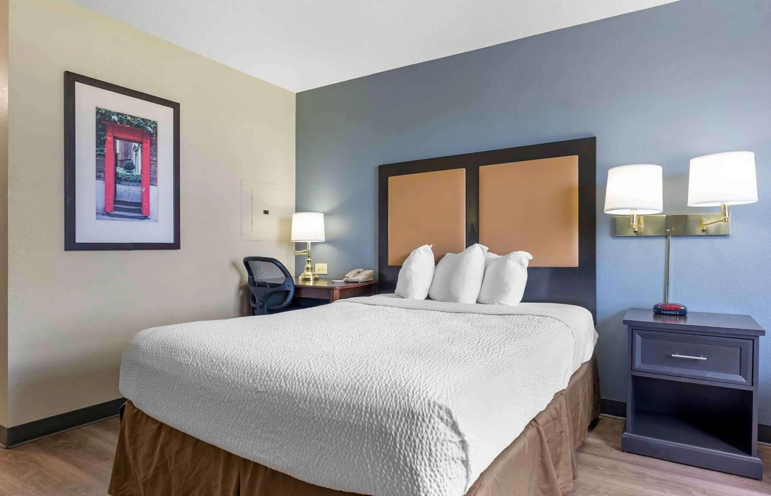 Bedroom, Bed in Extended Stay America Select Suites - Chicago - Hanover Park