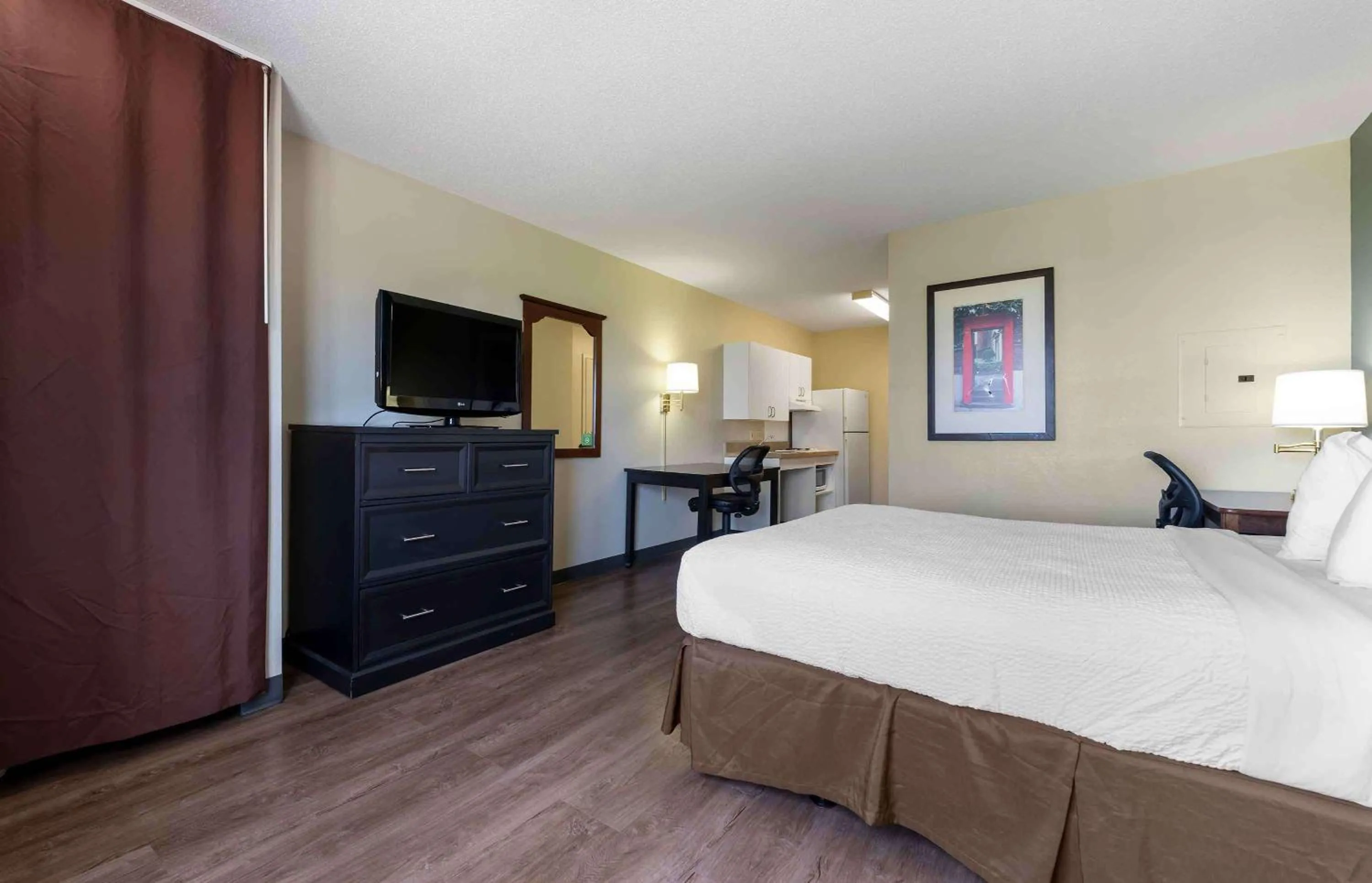 Bedroom, Bed in Extended Stay America Select Suites - Chicago - Hanover Park