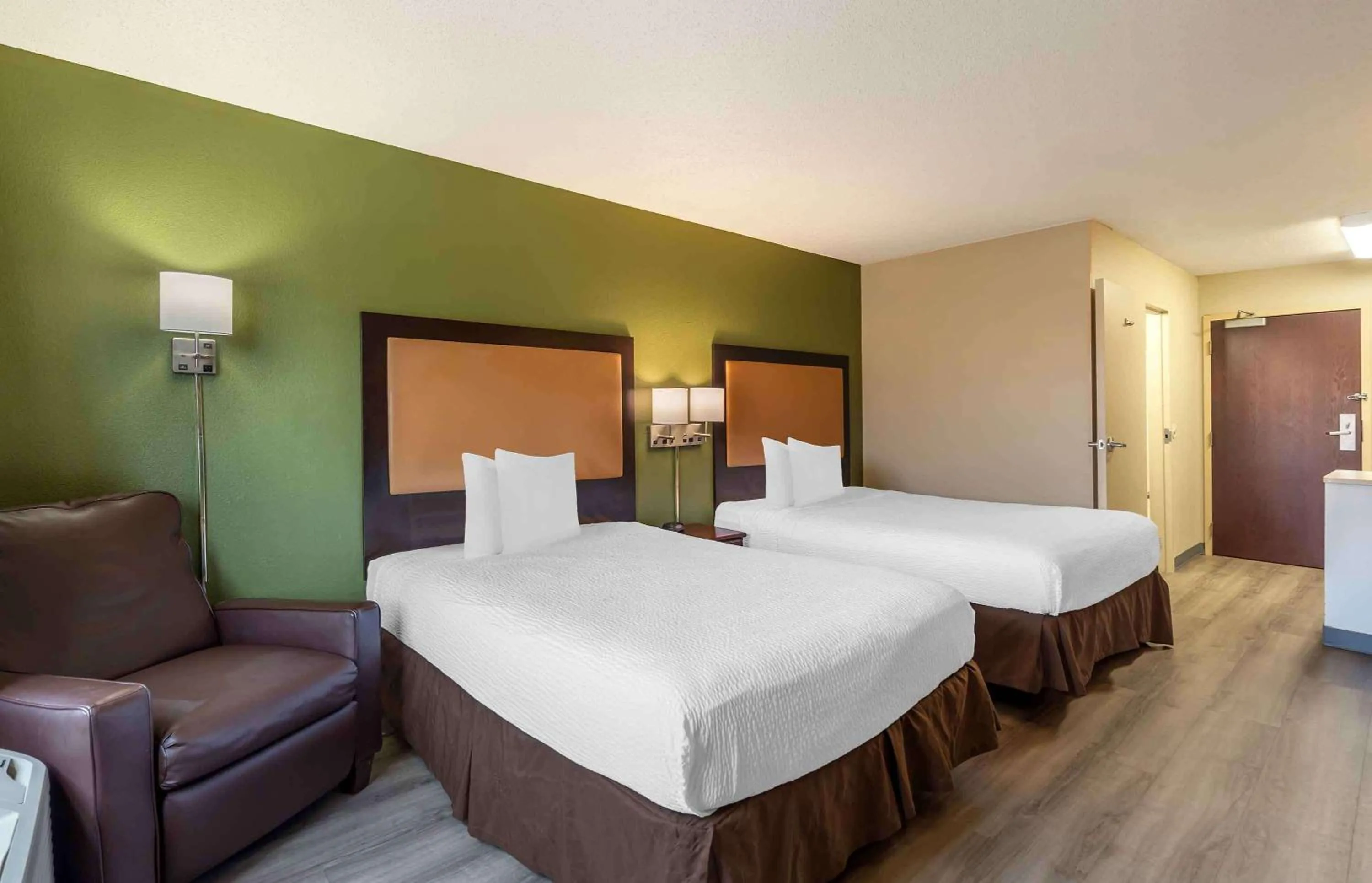 Bedroom, Bed in Extended Stay America Suites - Chicago - Woodfield Mall