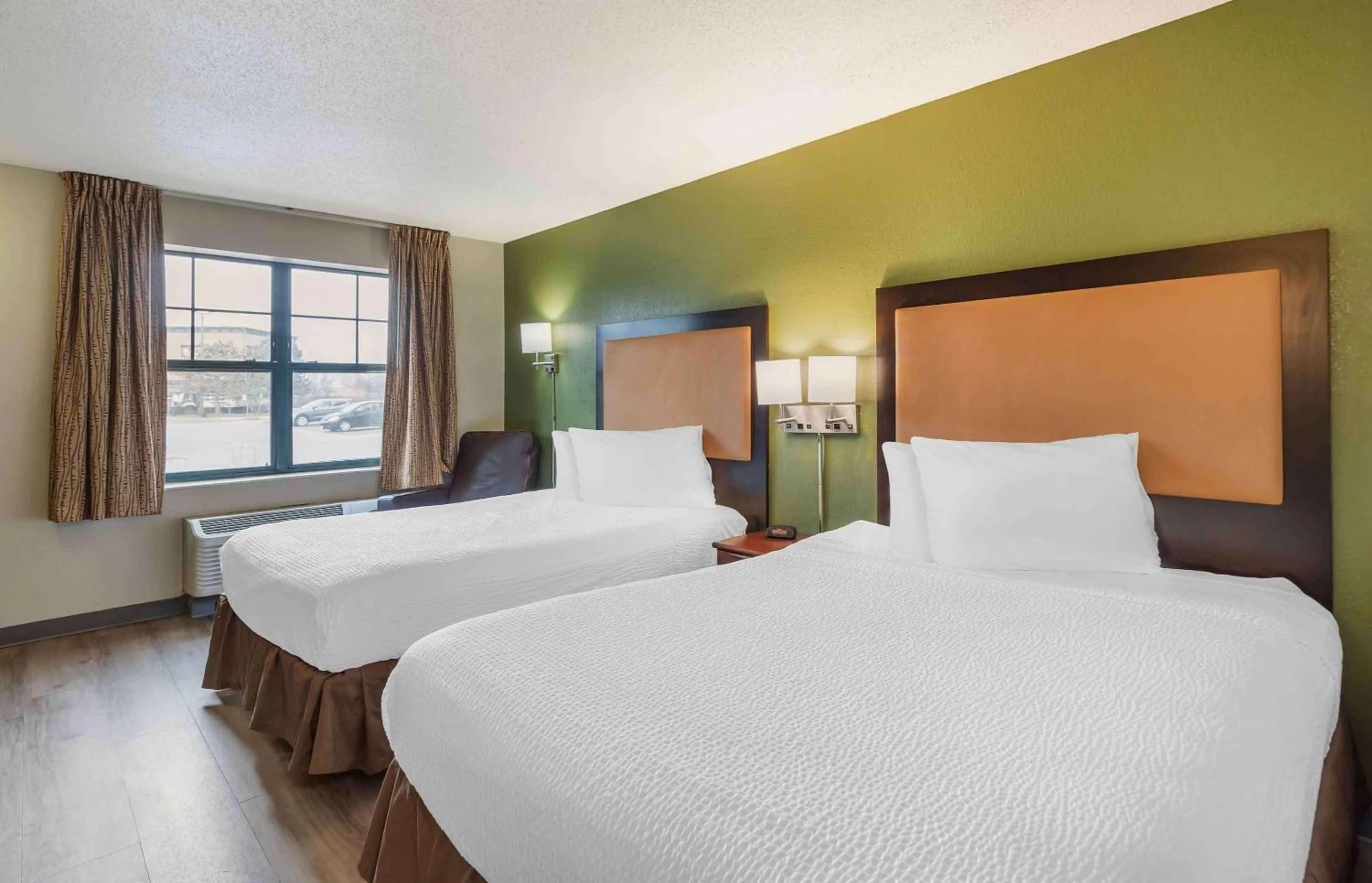 Bedroom, Bed in Extended Stay America Suites - Chicago - Woodfield Mall