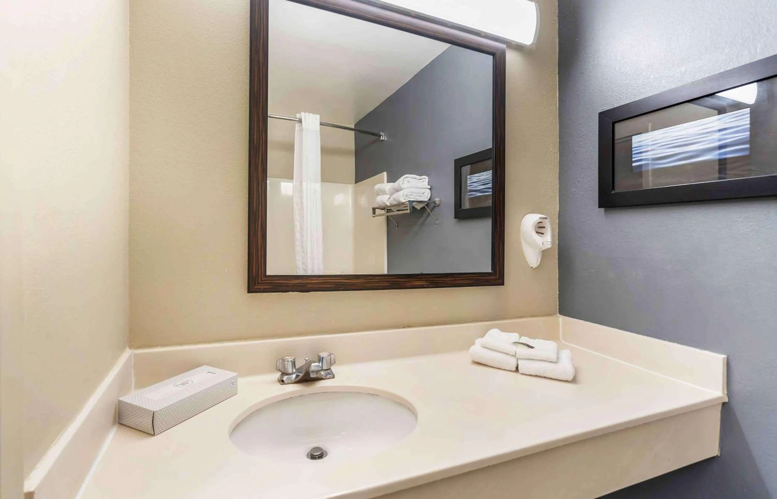 Bathroom in Extended Stay America Suites - Chicago - Woodfield Mall