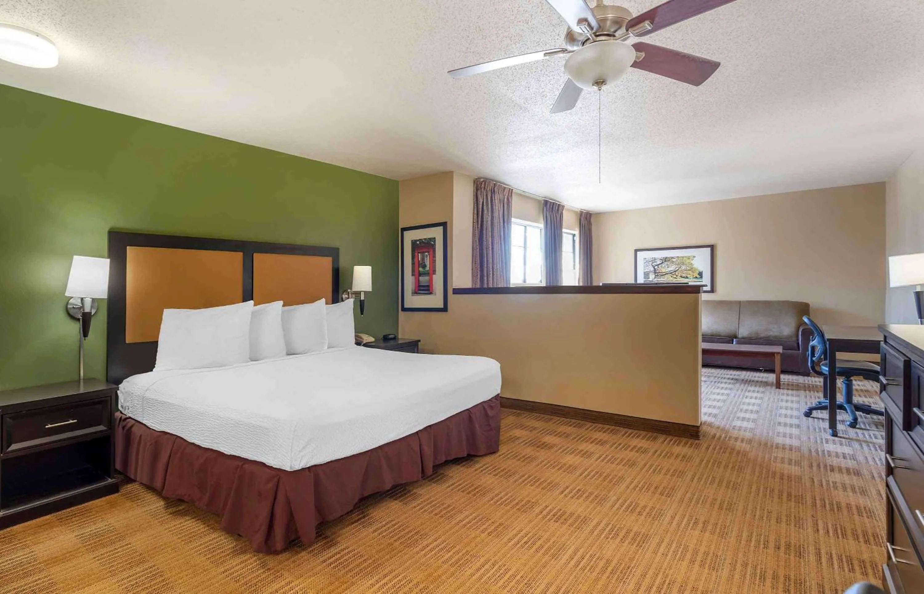 Bedroom, Bed in Extended Stay America Suites - Chicago - Woodfield Mall