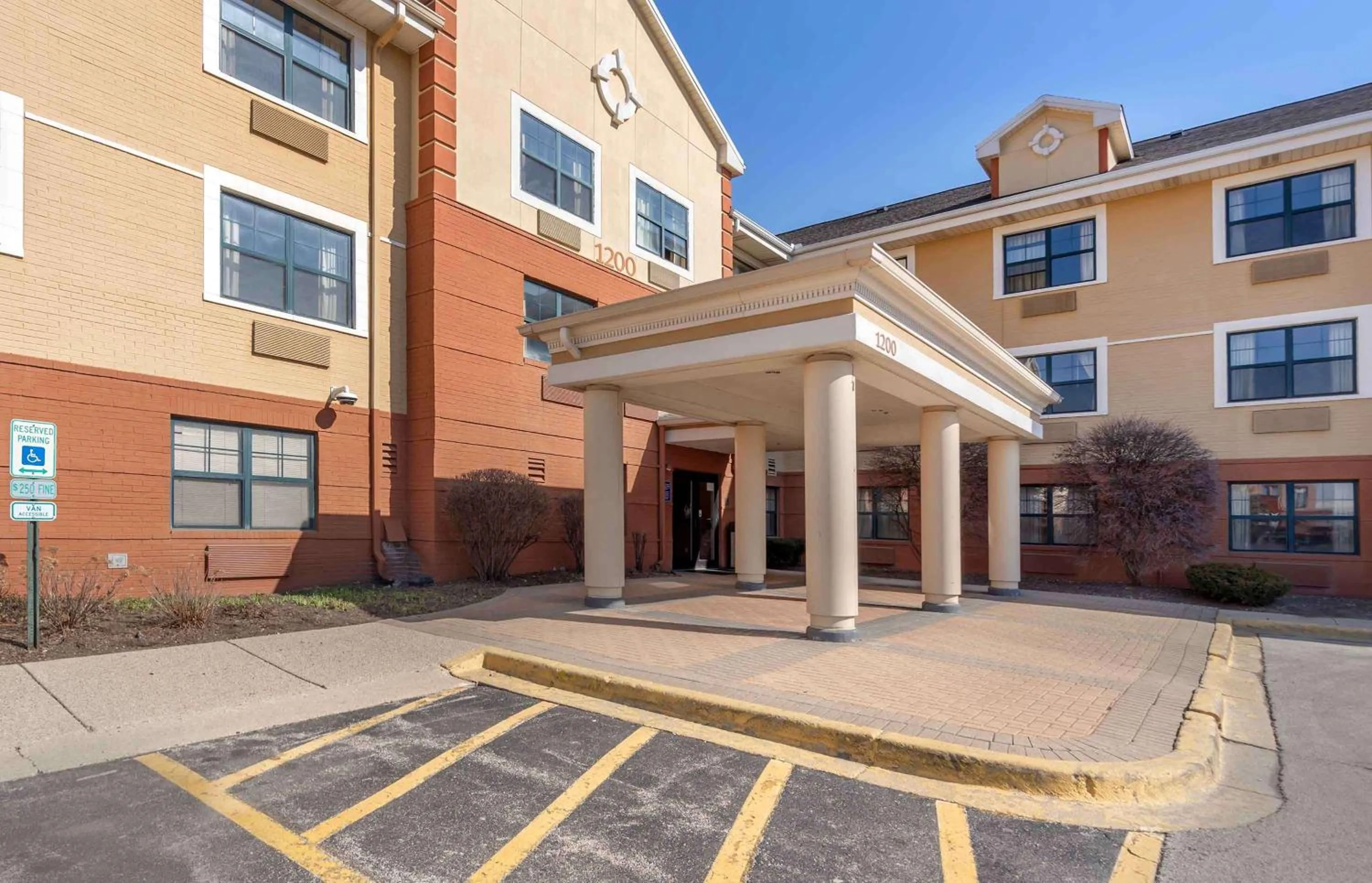 Property building in Extended Stay America Suites - Chicago - Woodfield Mall