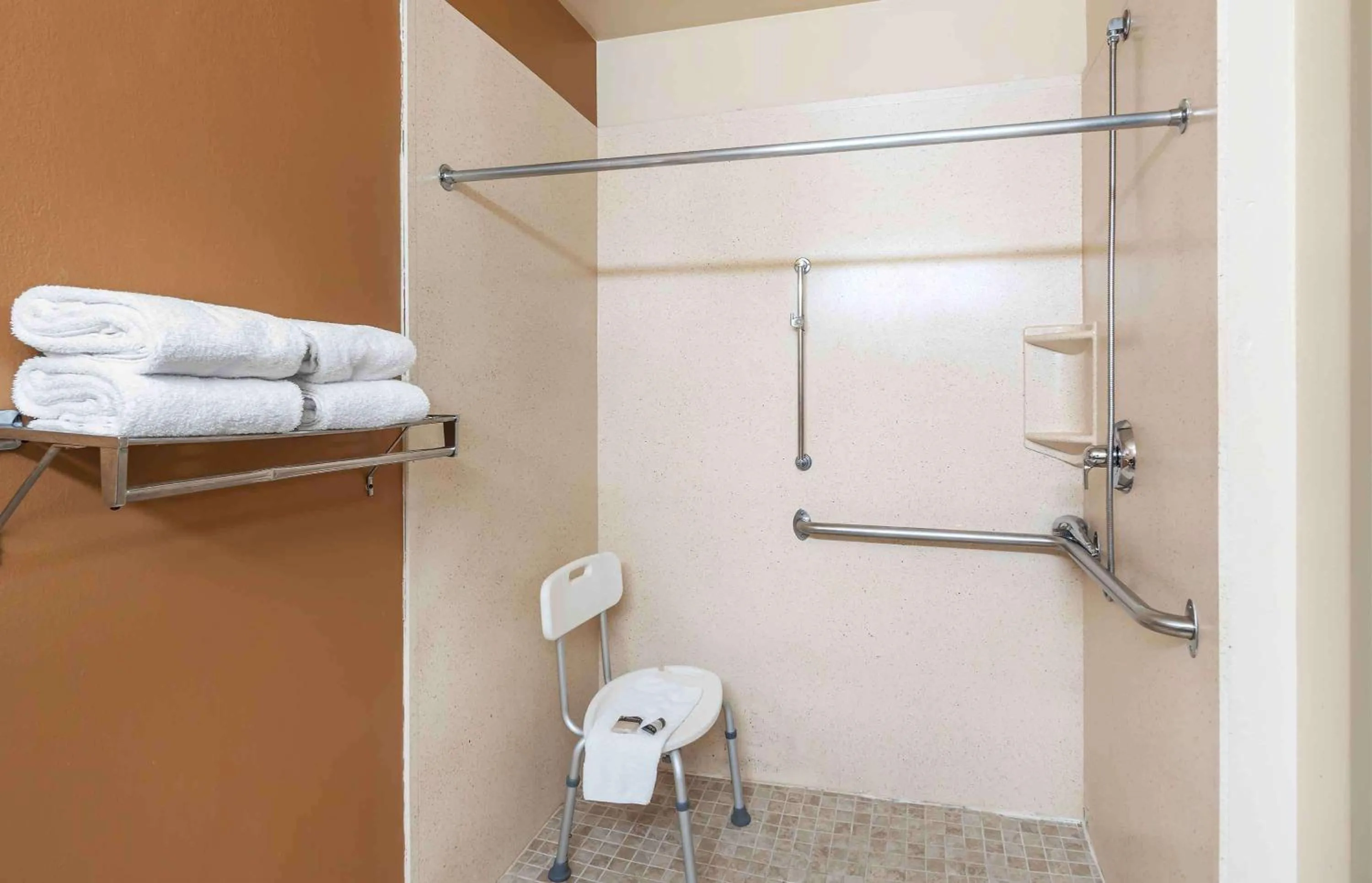 Bathroom in Extended Stay America Suites - Chicago - Woodfield Mall