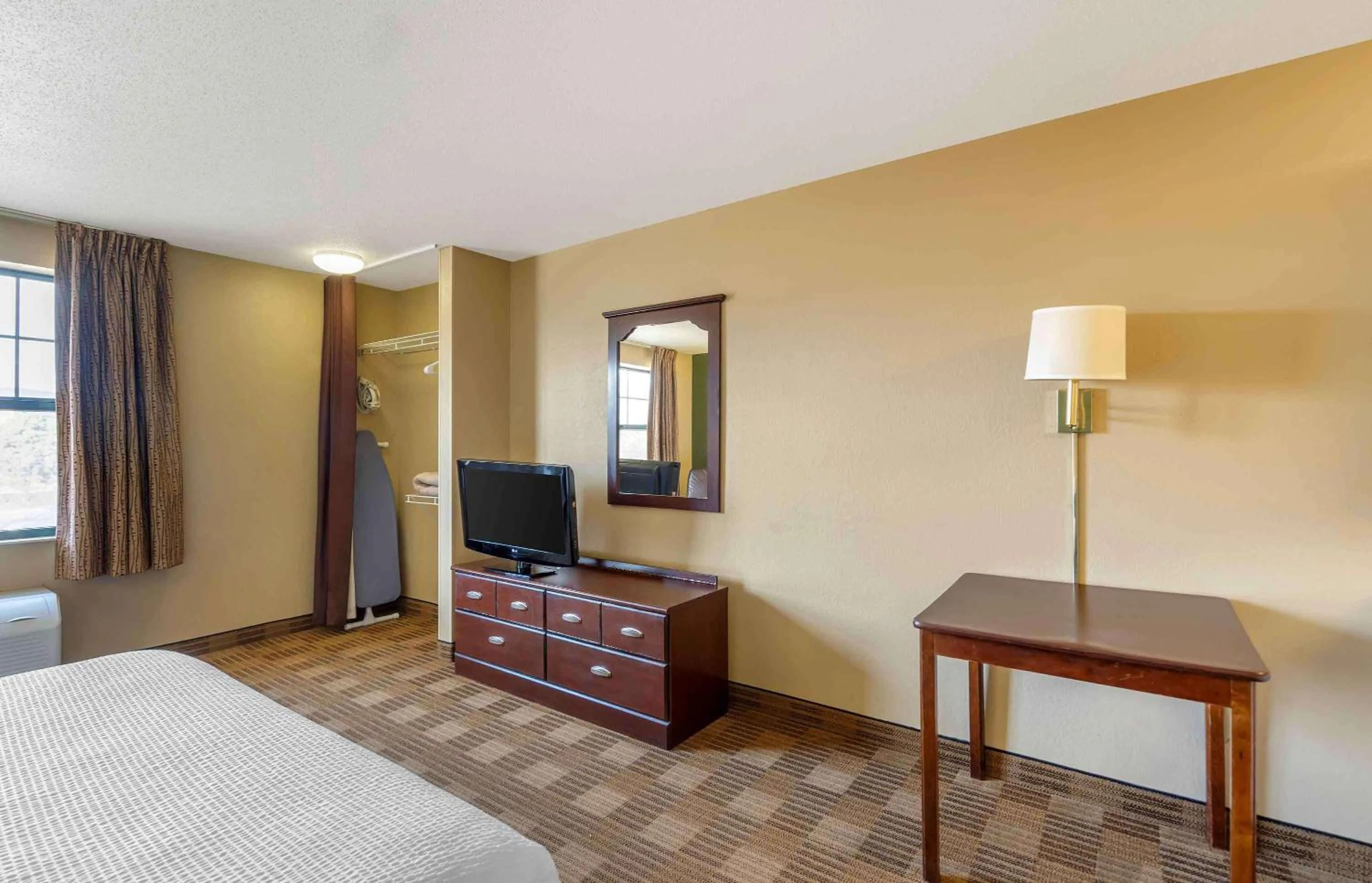 Bedroom, Bed in Extended Stay America Suites - Chicago - Woodfield Mall