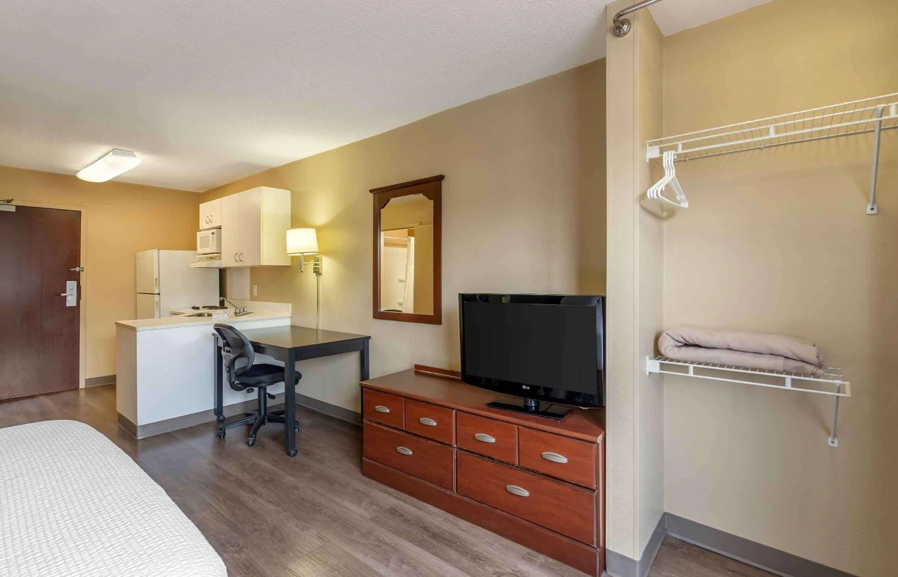 Bedroom, Bed in Extended Stay America Suites - Chicago - Woodfield Mall