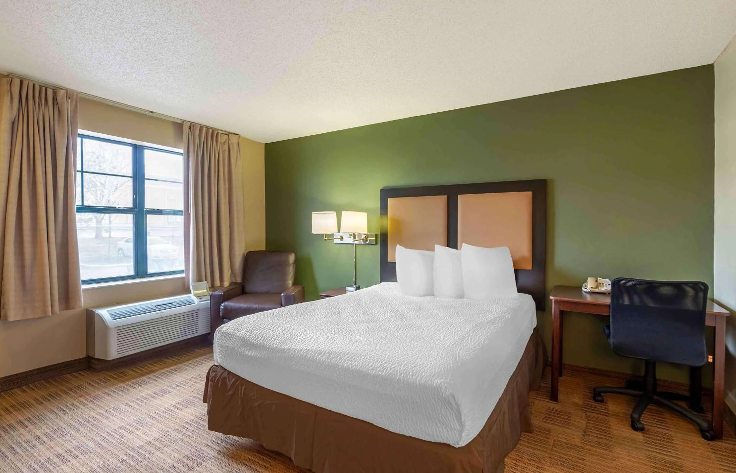 Bedroom, Bed in Extended Stay America Suites - Chicago - Woodfield Mall