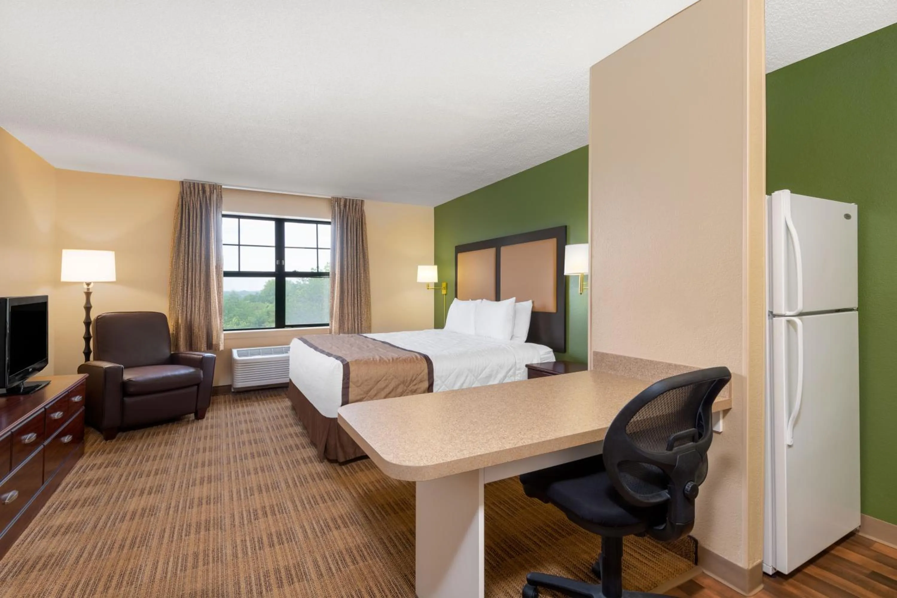 Photo of the whole room, Bed in Extended Stay America Suites - Chicago - Woodfield Mall