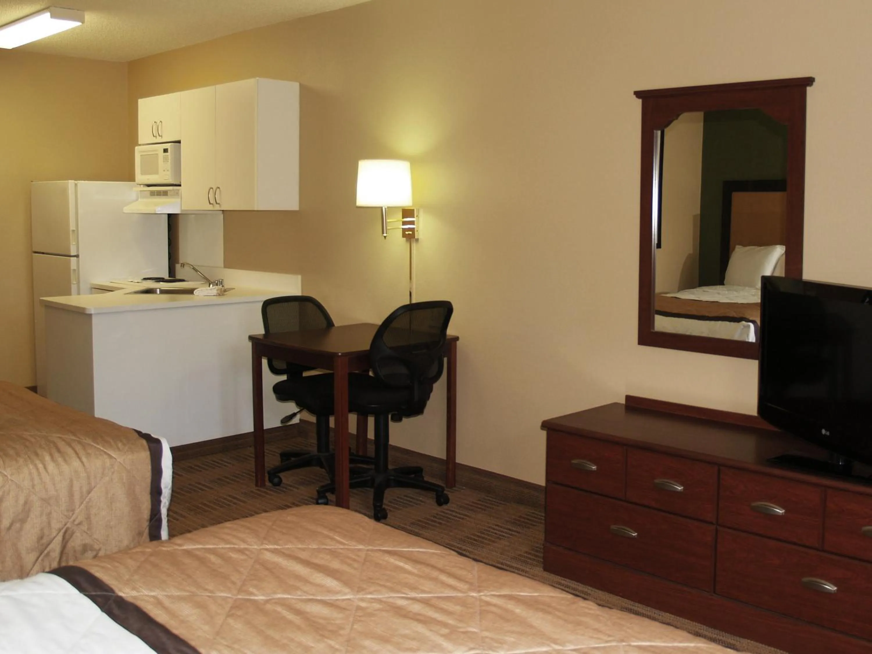 Bed in Extended Stay America Suites - Washington DC Germantown Milestone