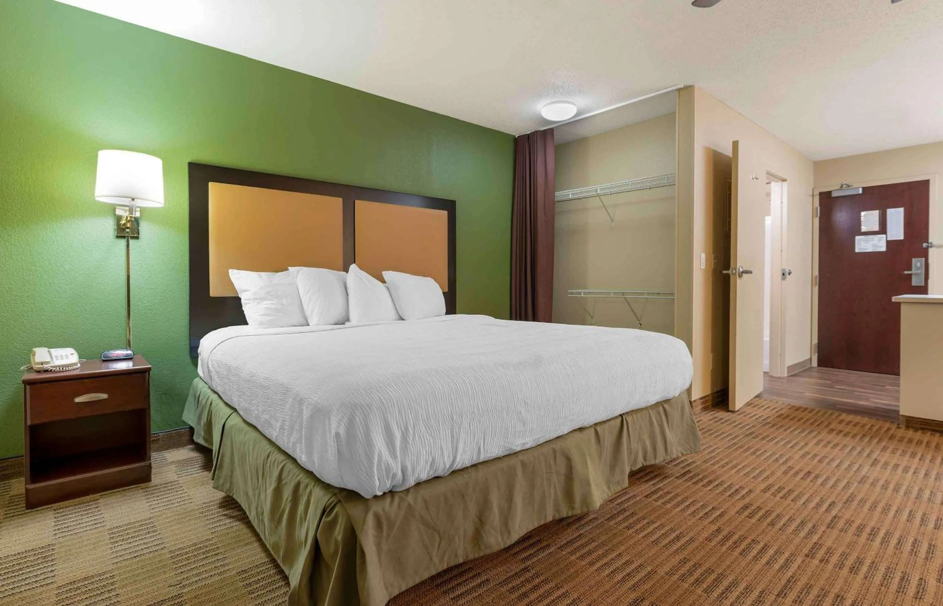 Bedroom, Bed in Extended Stay America Suites - Washington DC Germantown Milestone