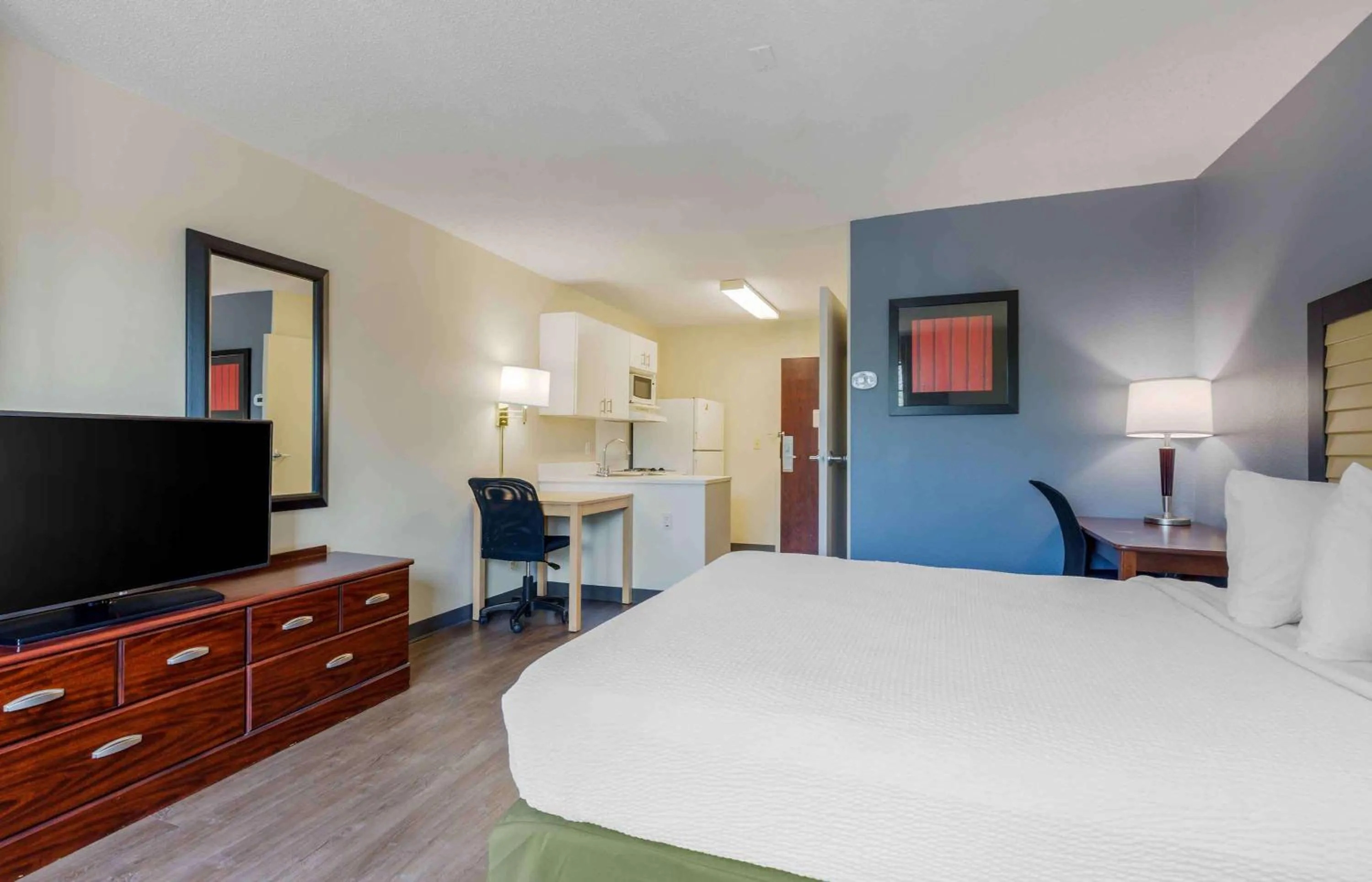 Bedroom, Bed in Extended Stay America Suites - Washington DC Germantown Milestone