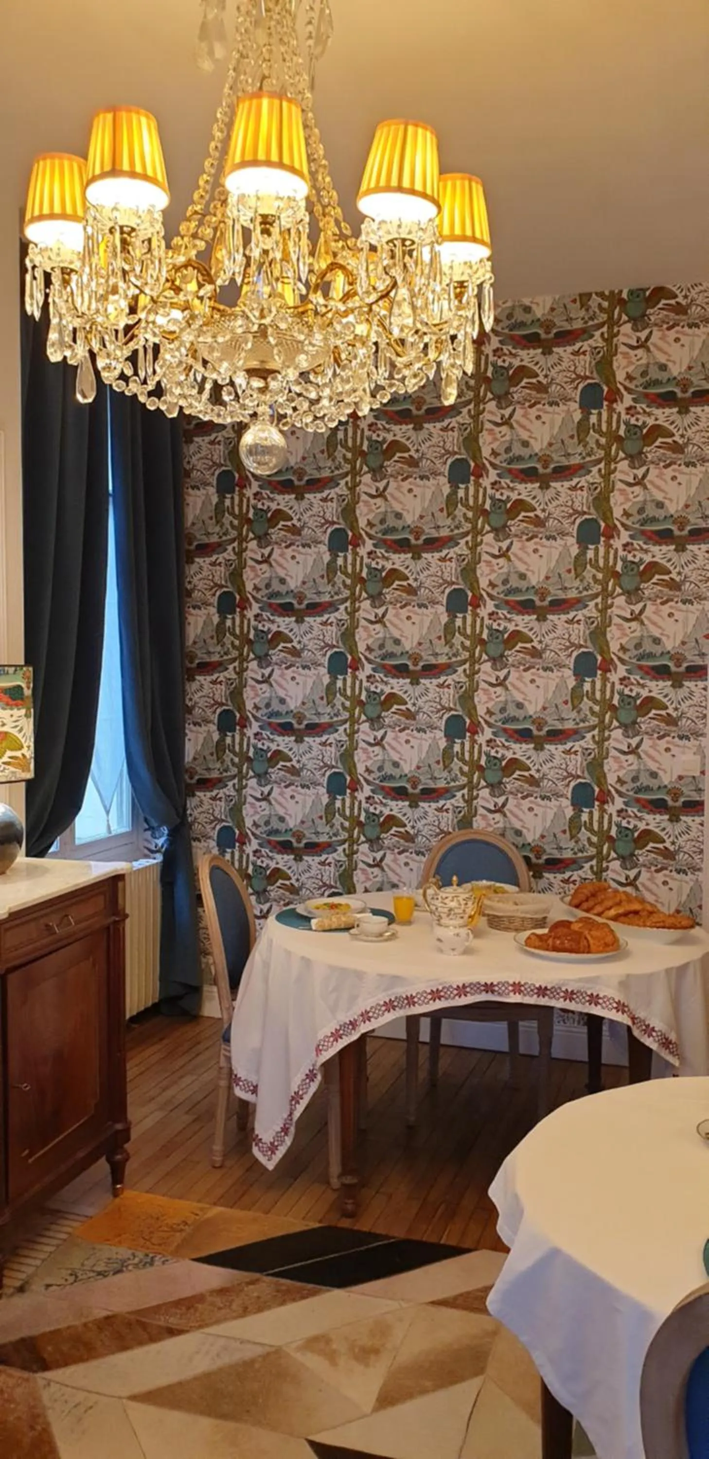 Restaurant/places to eat, Bed in LA MAISON LEONARD