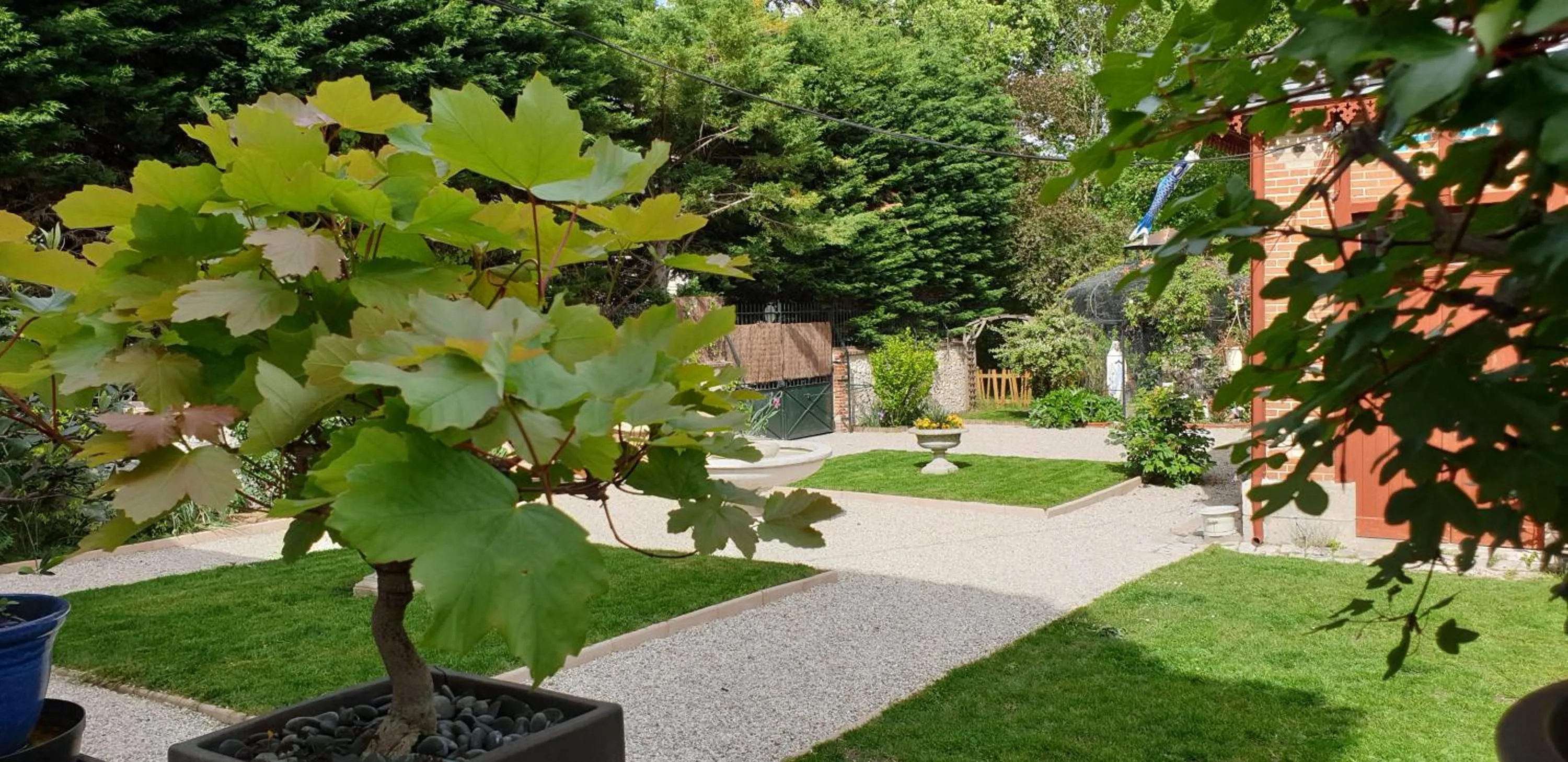 Garden view in LA MAISON LEONARD