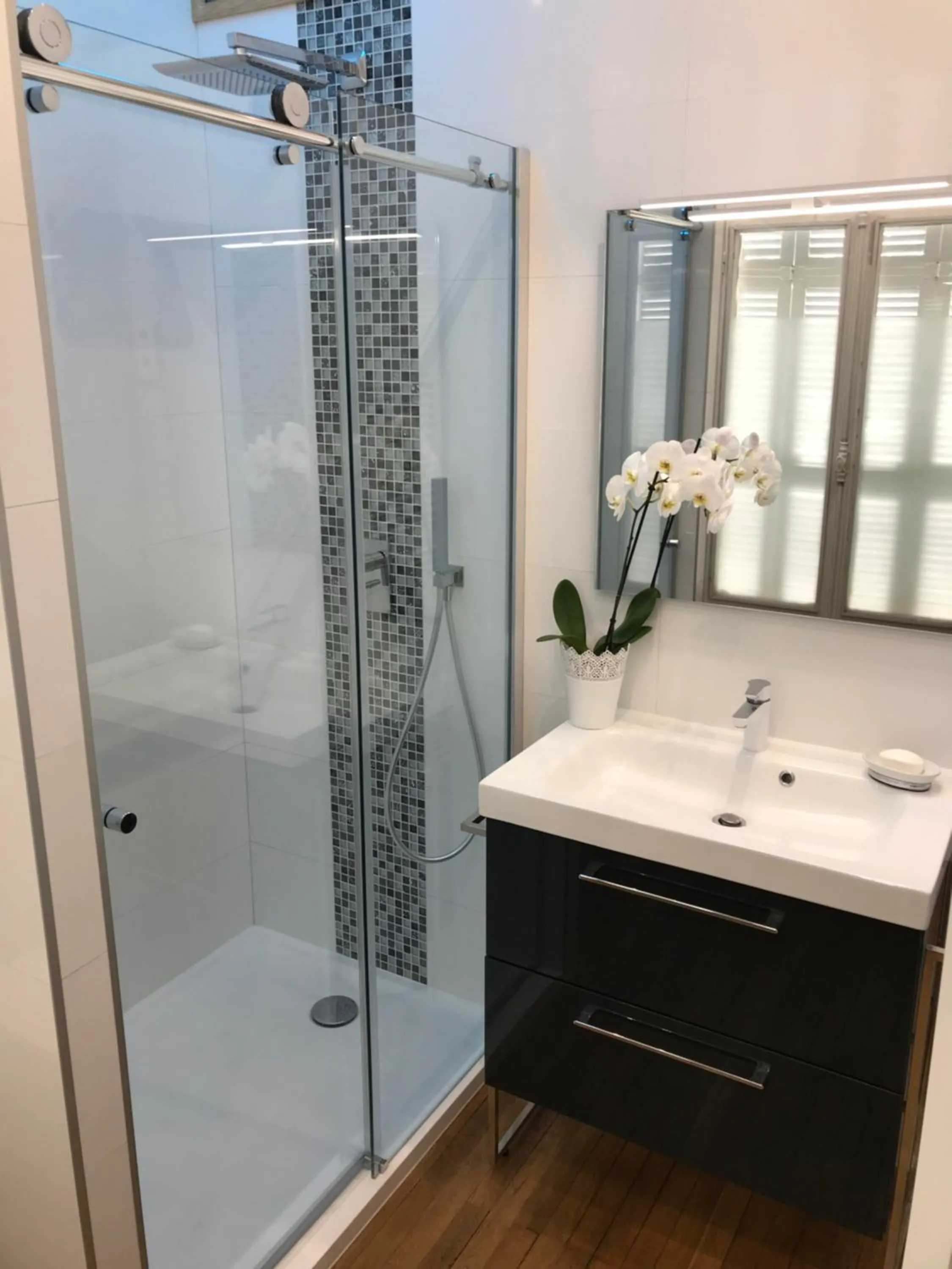 Shower in LA MAISON LEONARD