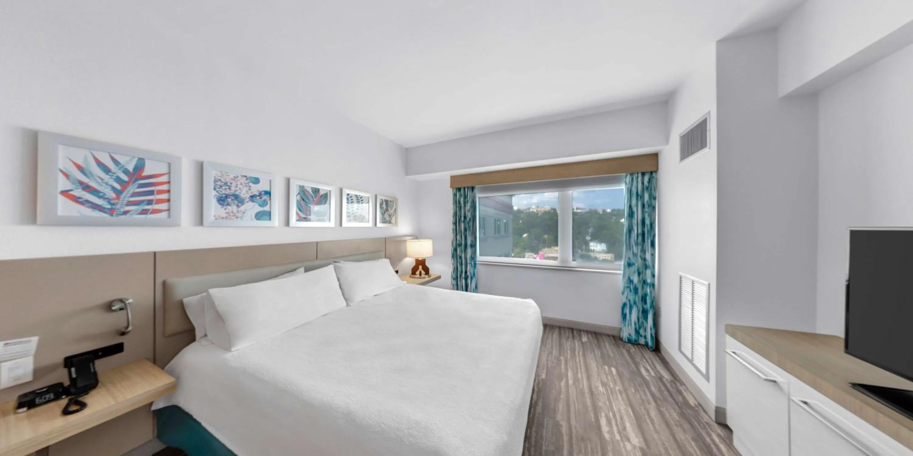 Photo of the whole room, Bed in Hilton Garden Inn Ithaca