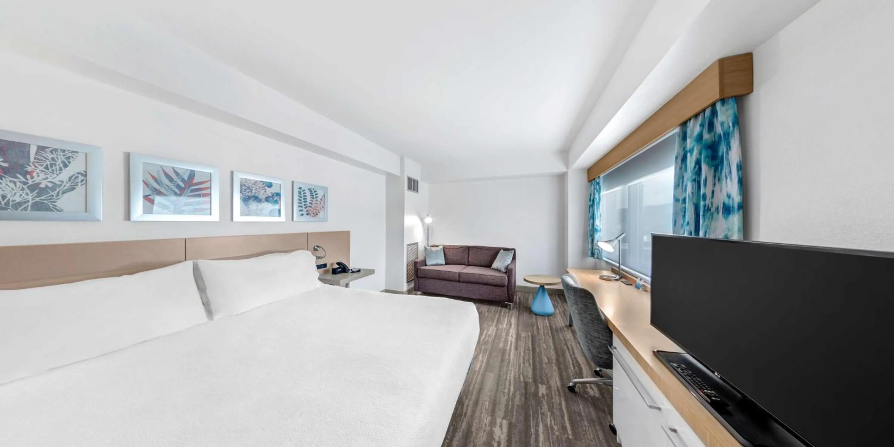 Photo of the whole room, Bed in Hilton Garden Inn Ithaca