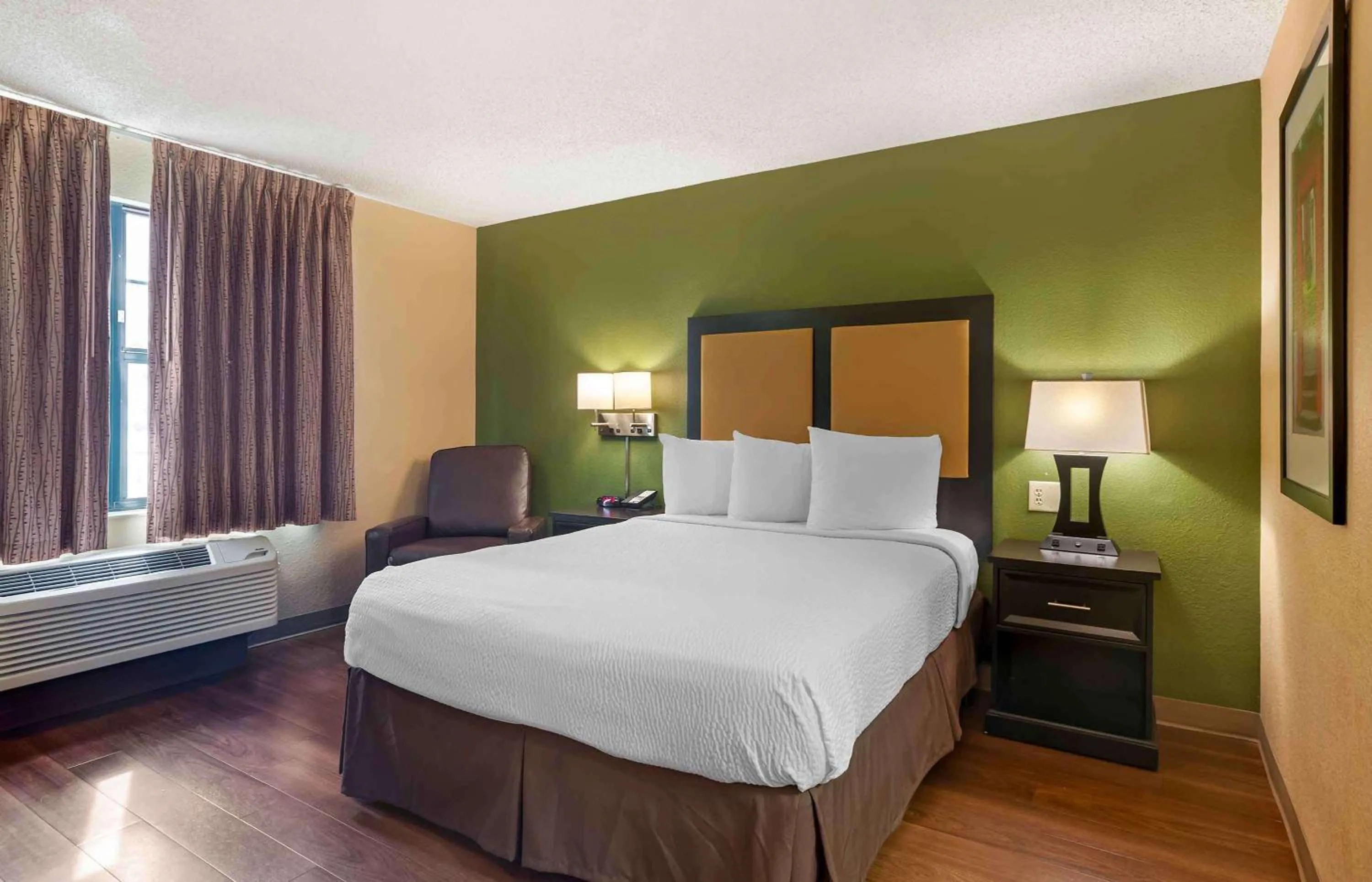 Bedroom, Bed in Extended Stay America Suites - Palm Springs - Airport