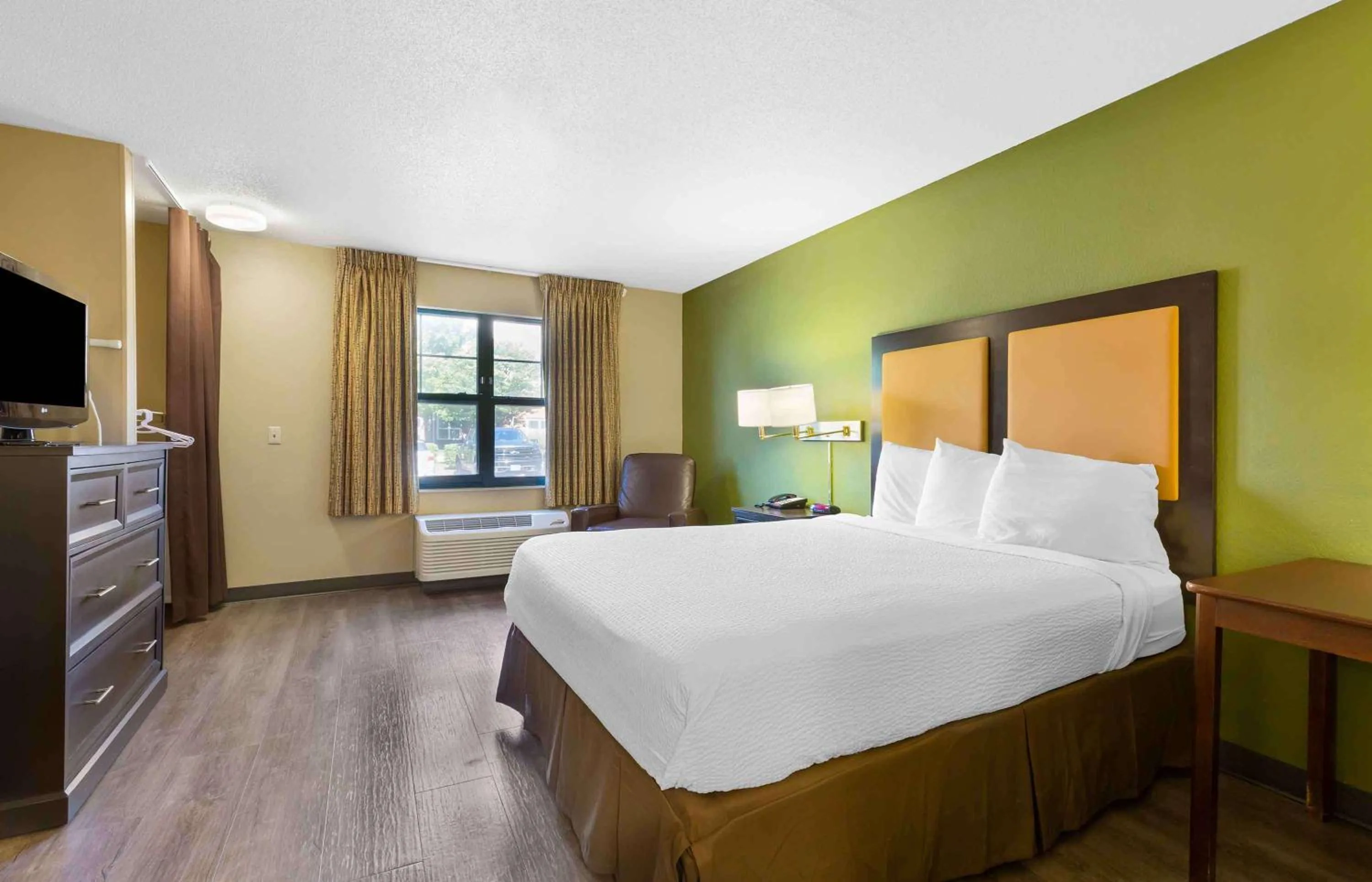 Bedroom, Bed in Extended Stay America Suites - Washington, DC - Chantilly - Dulles South