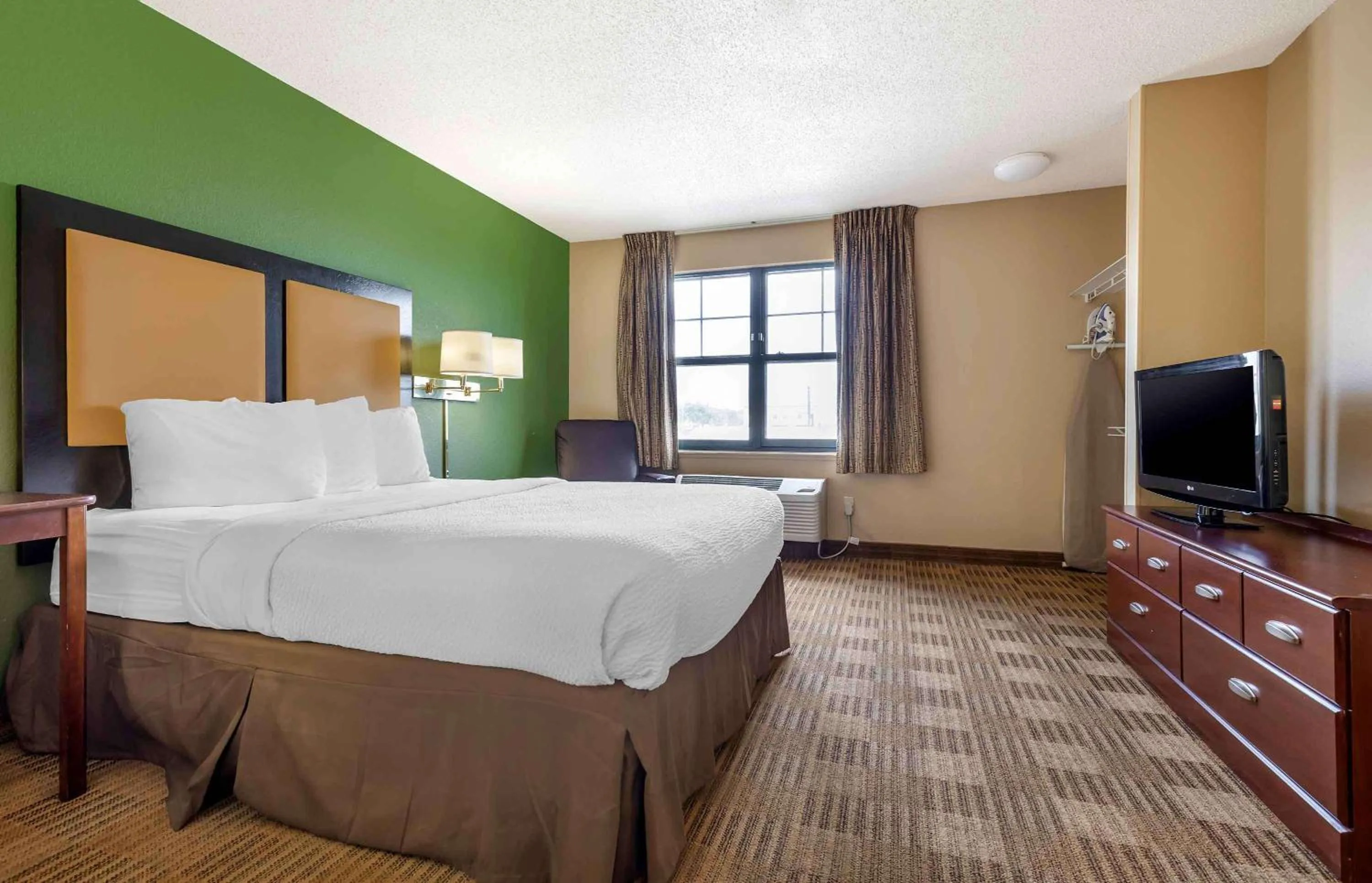 Bedroom, Bed in Extended Stay America Suites - Austin - Round Rock - South