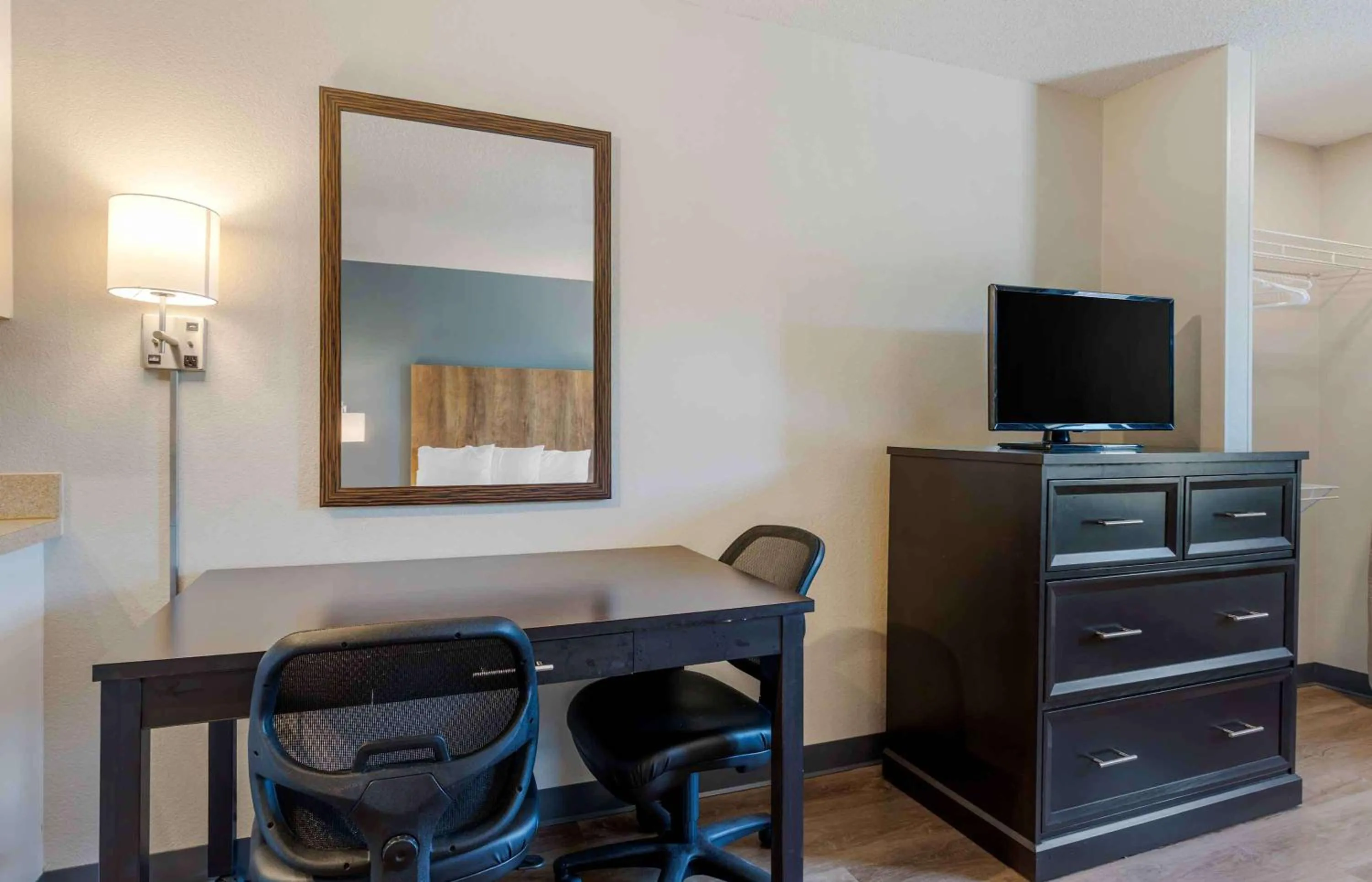 Bedroom in Extended Stay America Select Suites - Dallas - Lewisville
