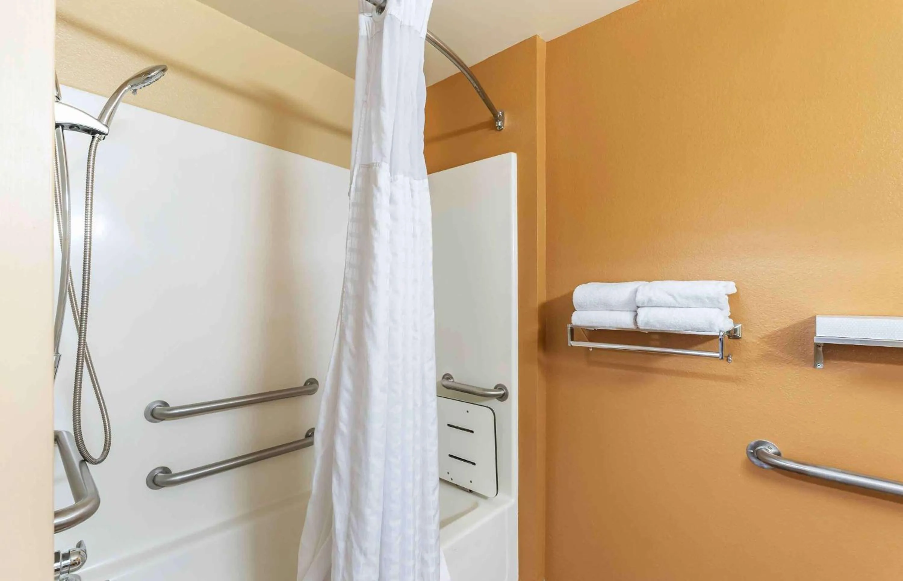 Bathroom in Extended Stay America Suites - Hampton - Coliseum