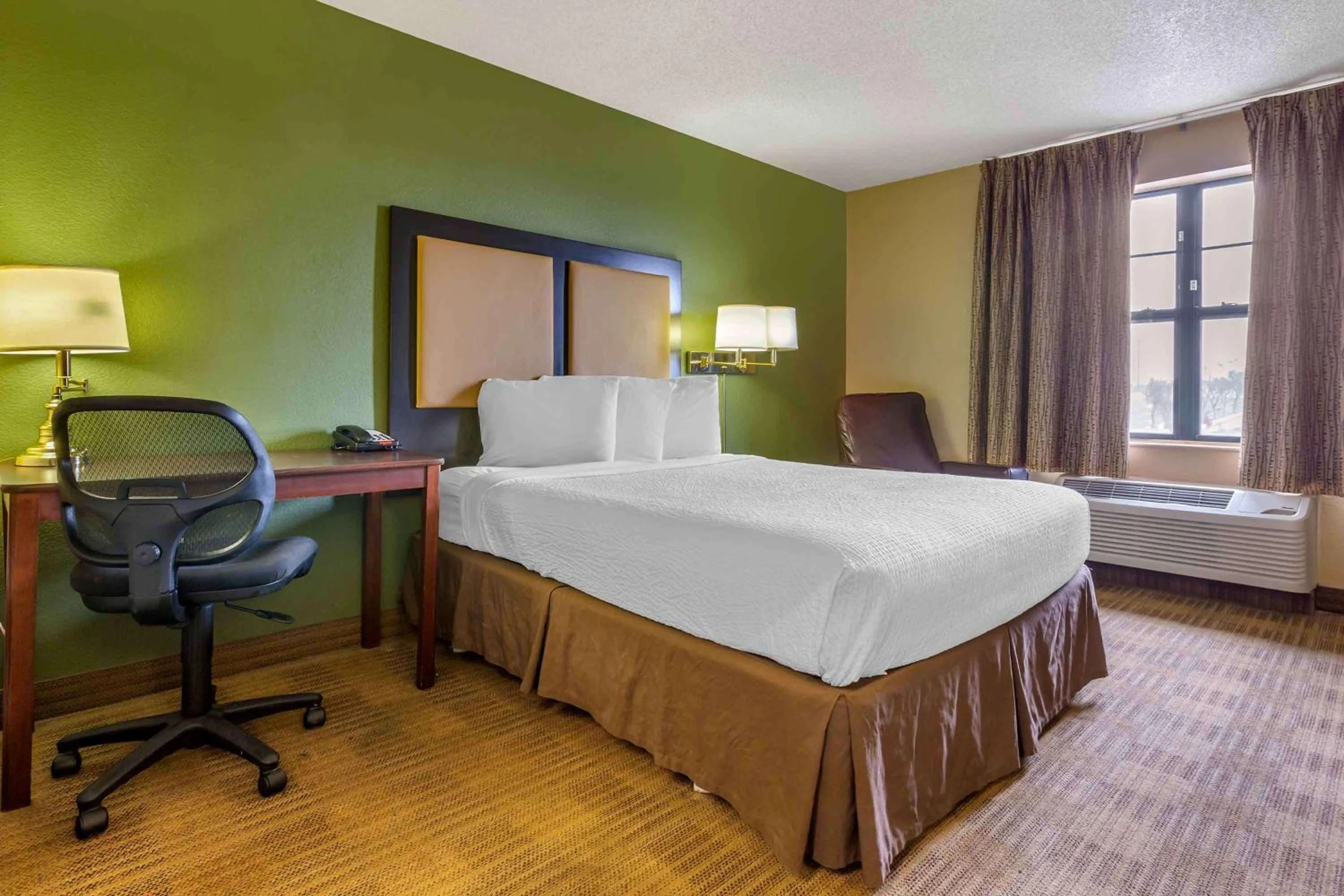 Bedroom, Bed in Extended Stay America Select Suites - Phoenix - Deer Valley