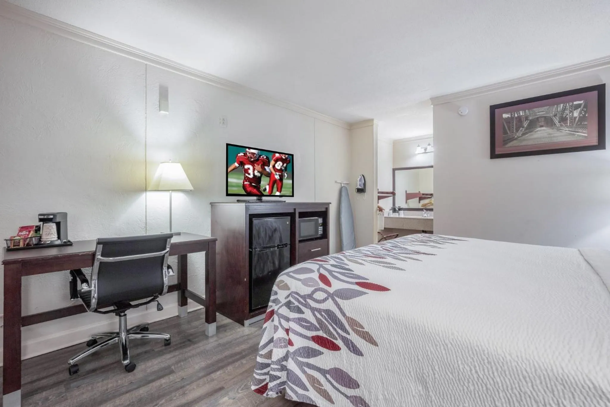 Photo of the whole room, Bed in Red Roof Inn Forrest City