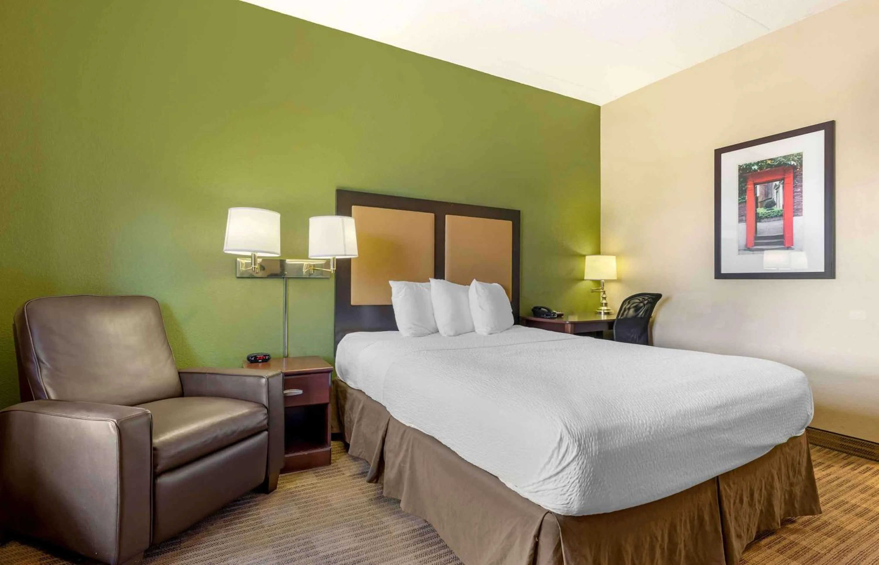 Bedroom, Bed in Extended Stay America Select Suites - Chicago - Darien