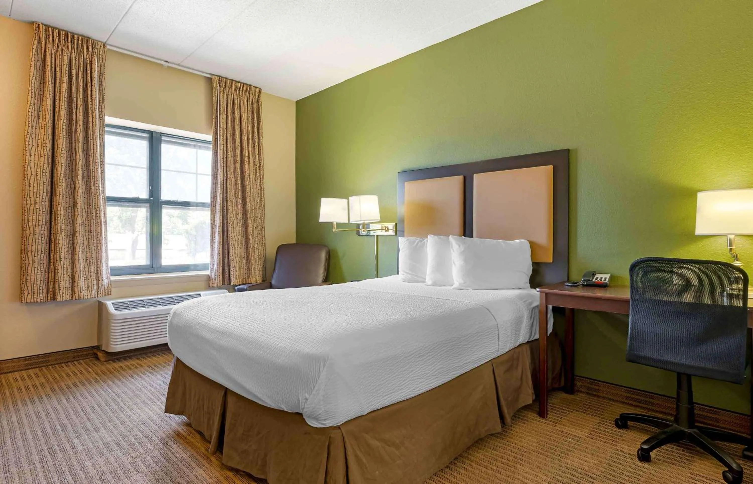 Bedroom, Bed in Extended Stay America Select Suites - Chicago - Darien