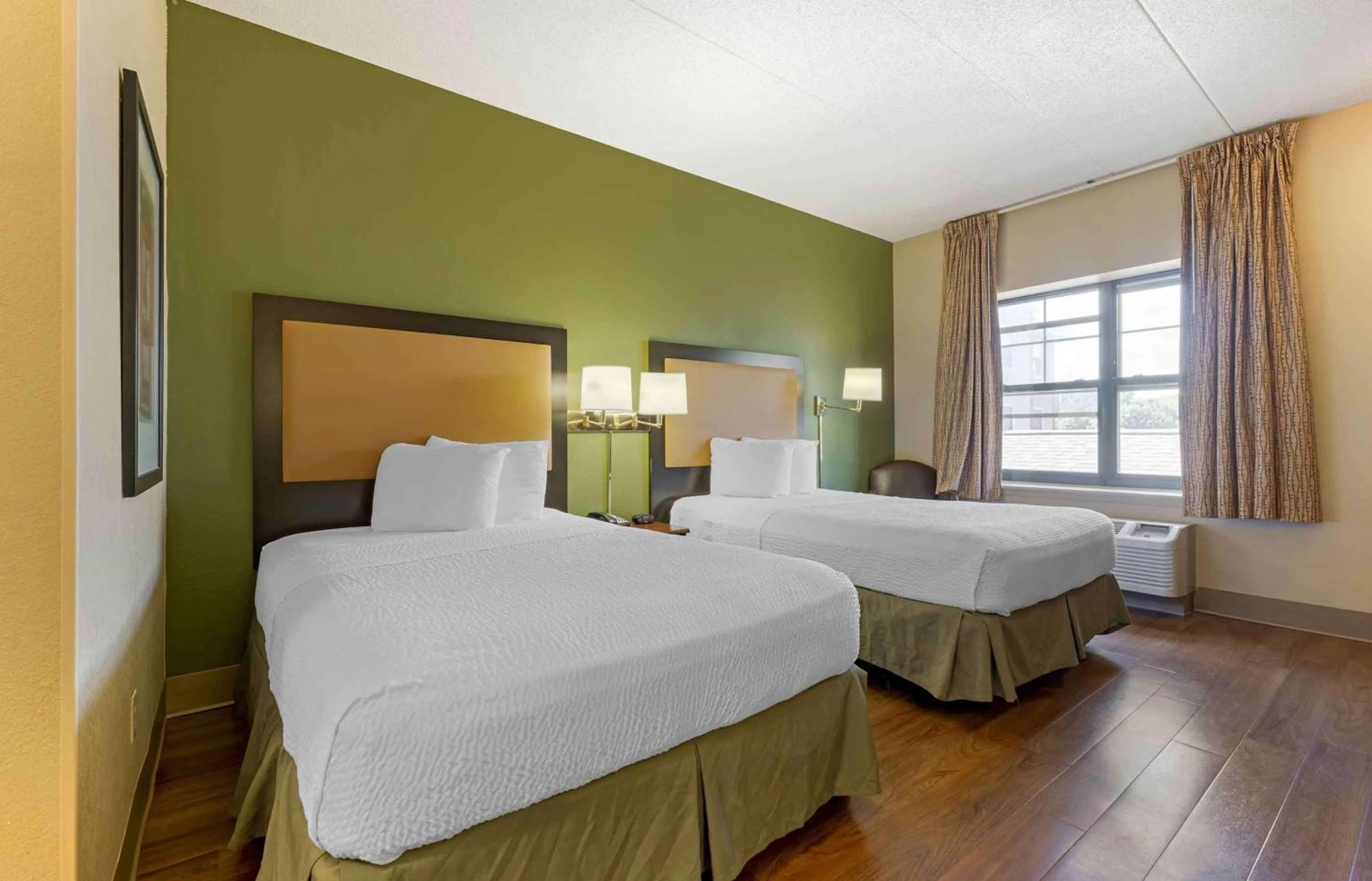 Bedroom, Bed in Extended Stay America Select Suites - Chicago - Darien