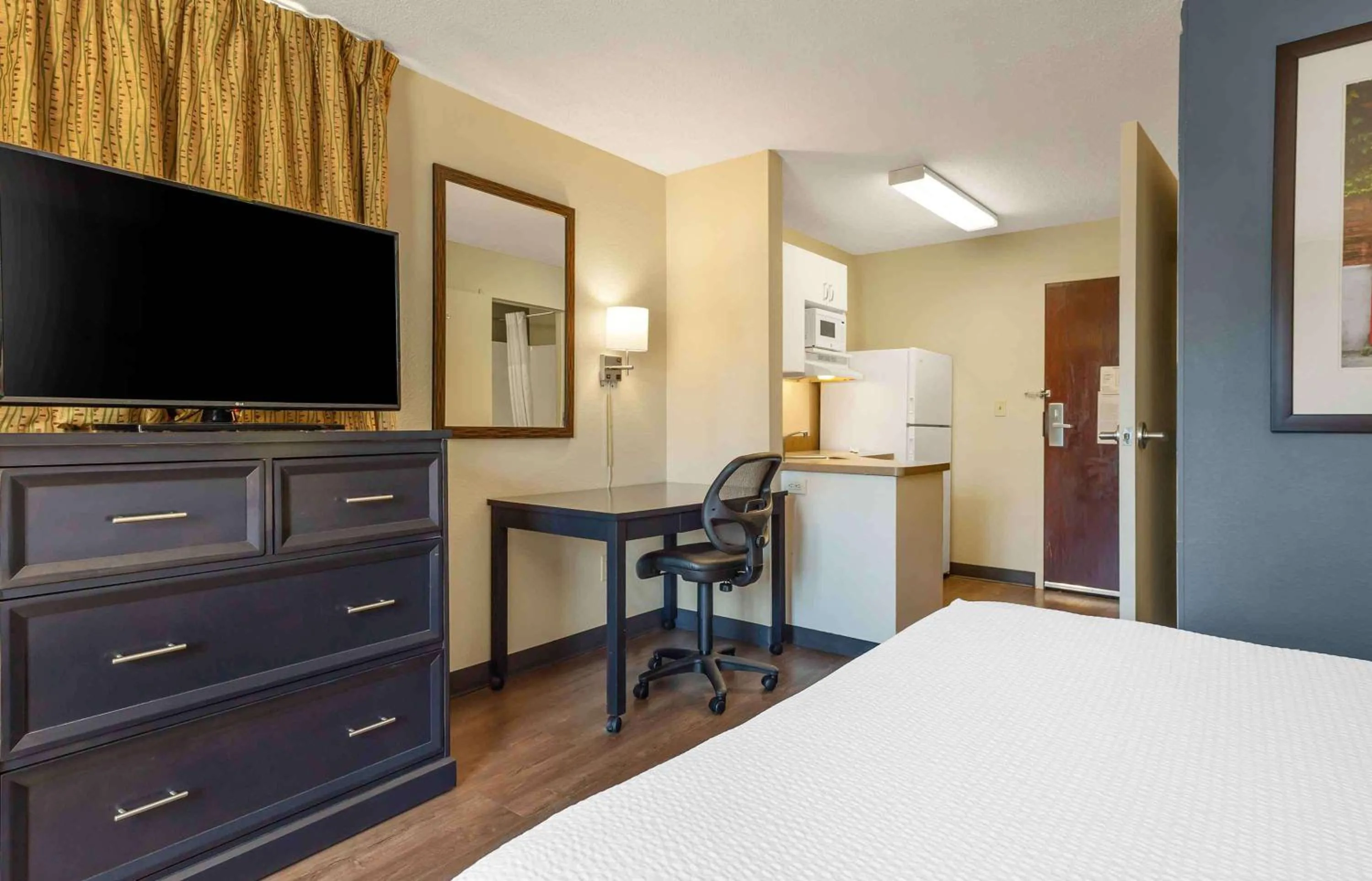 Bedroom, Bed in Extended Stay America Suites - Providence - Warwick