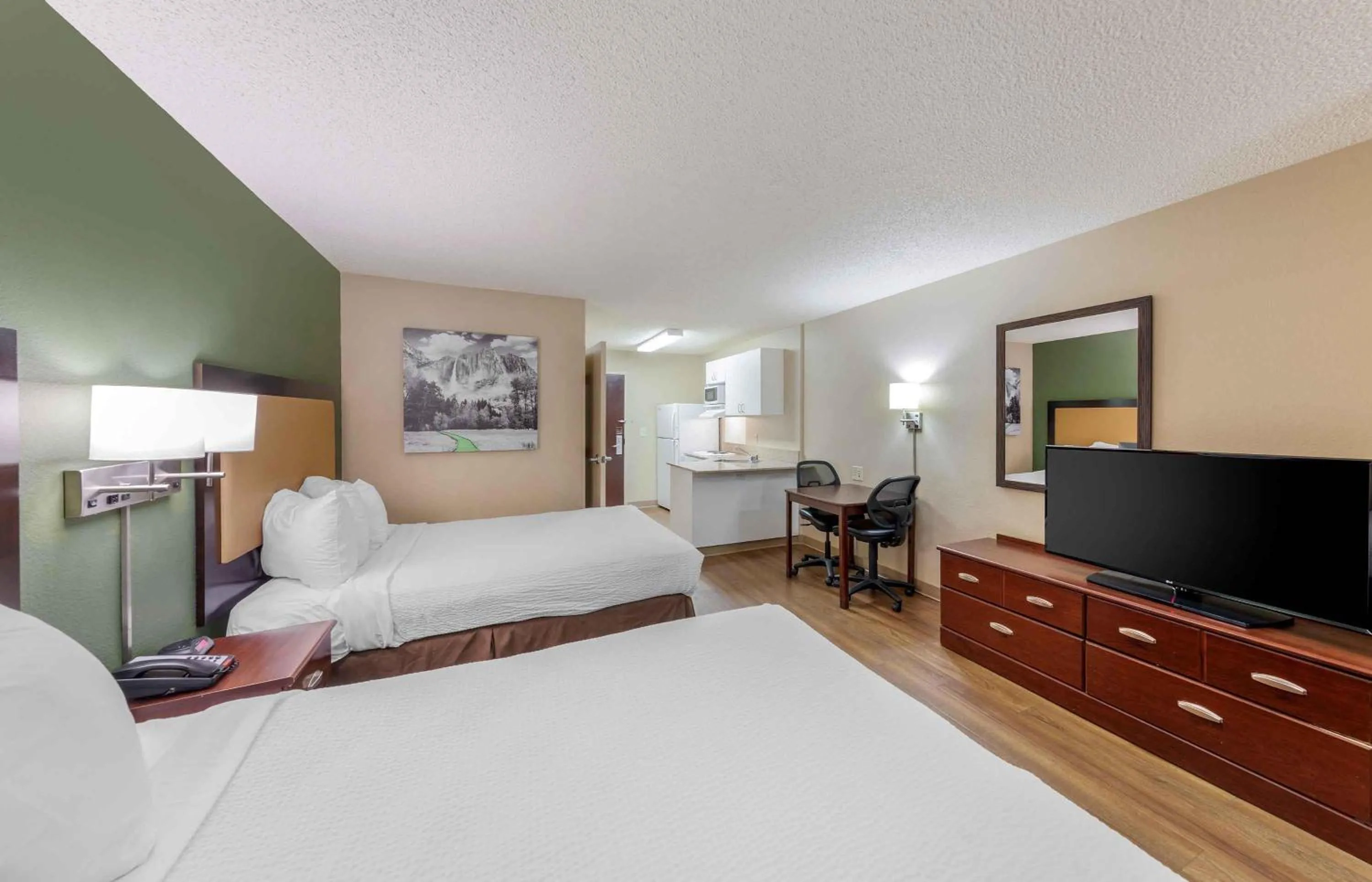 Bedroom, Bed in Extended Stay America Suites - Los Angeles - Simi Valley