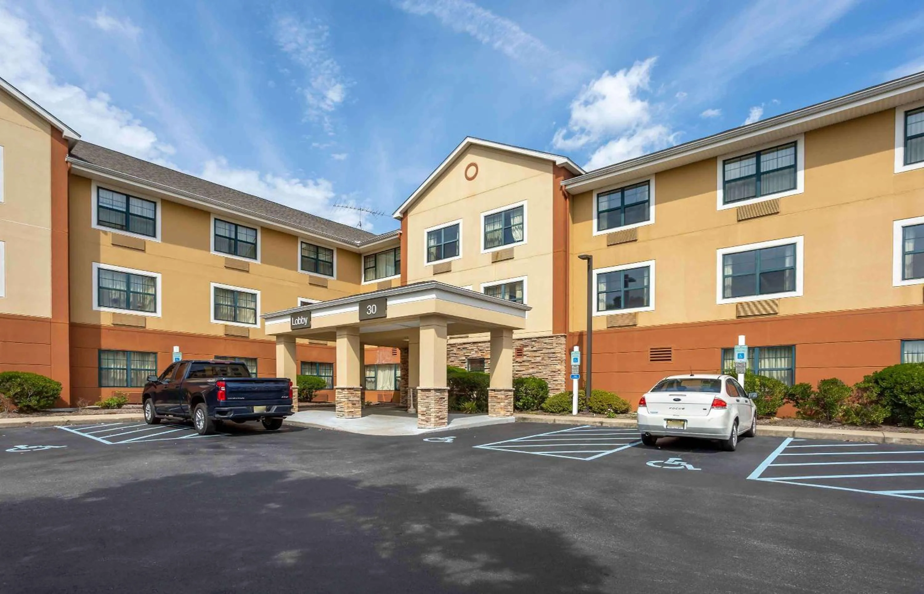 Property building in Extended Stay America Suites - Somerset - Franklin