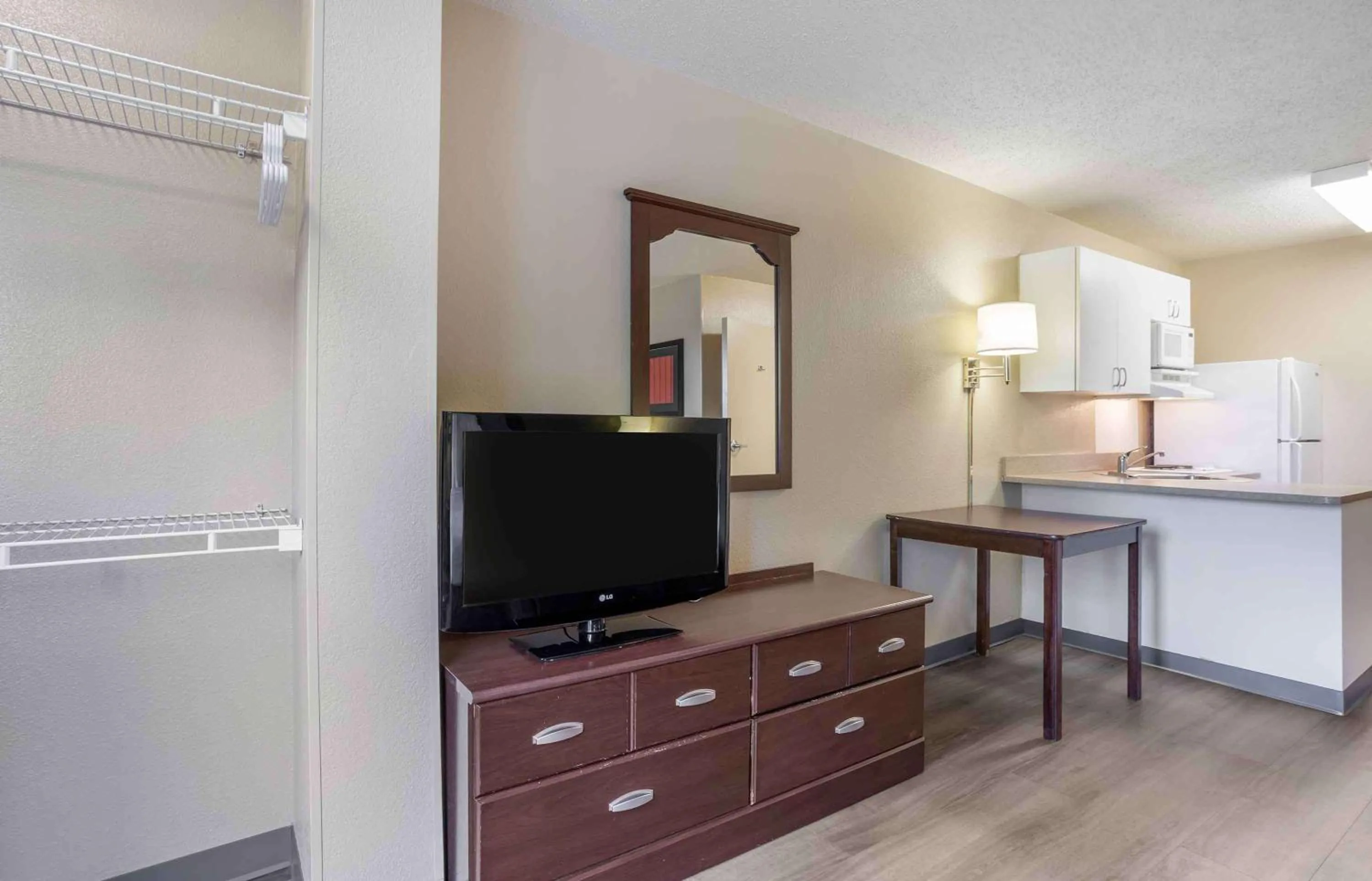 Bedroom in Extended Stay America Suites - Somerset - Franklin