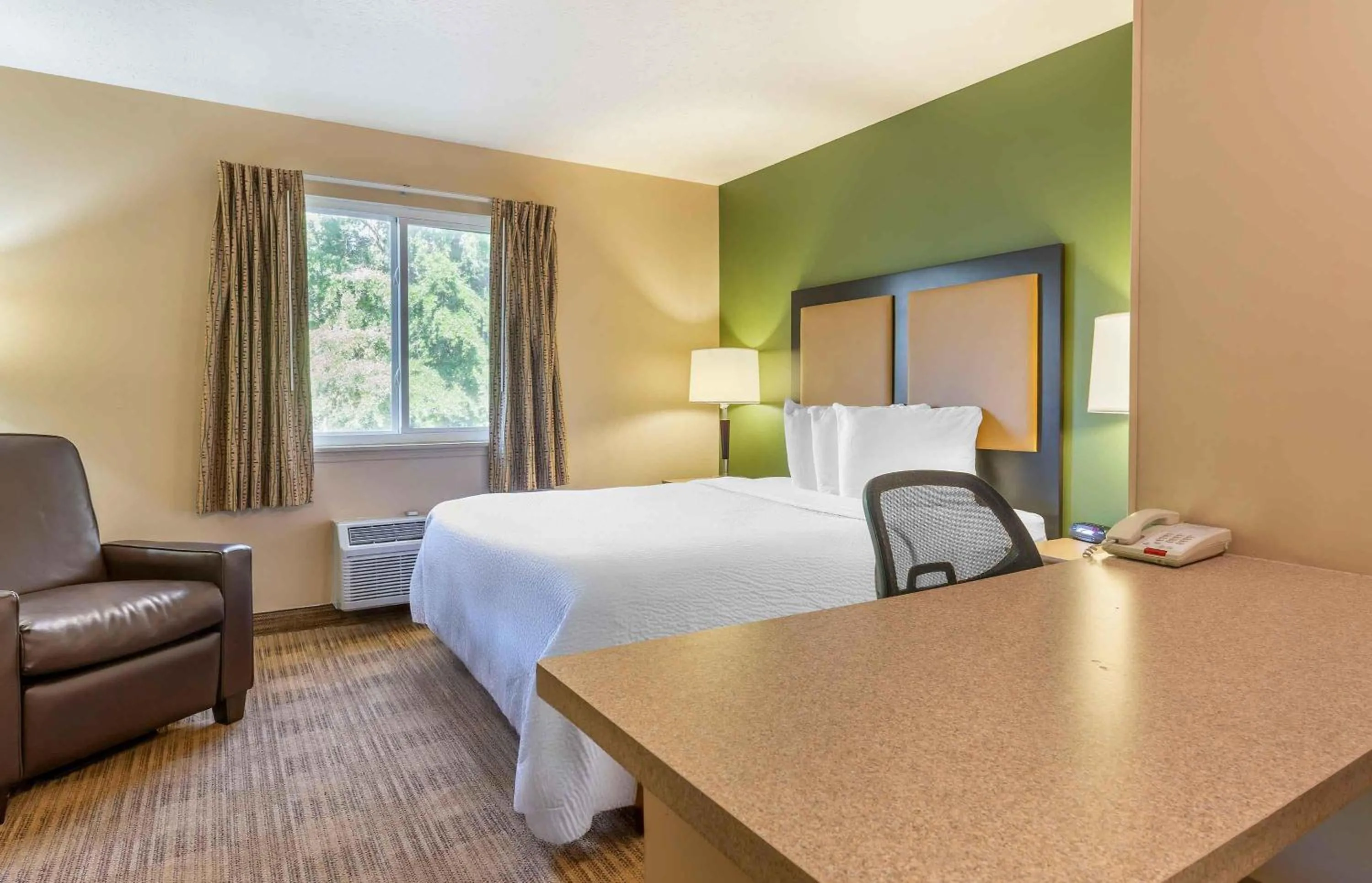 Bedroom, Bed in Extended Stay America Suites - Atlanta - Kennesaw Town Center